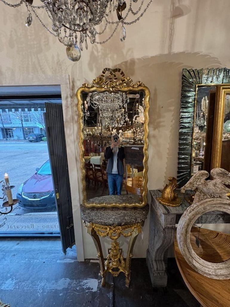 Raro specchio francese del XIX secolo in stile Luigi XV intagliato e dorato a forma di nastro. Circa 1870. Perfetto per gli attuali design di transizione! 29w x 56h