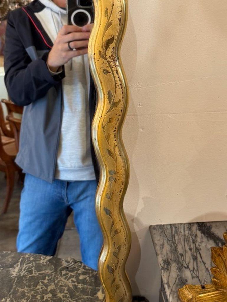 Specchio a nastro in legno dorato francese Luigi XV in vendita 1