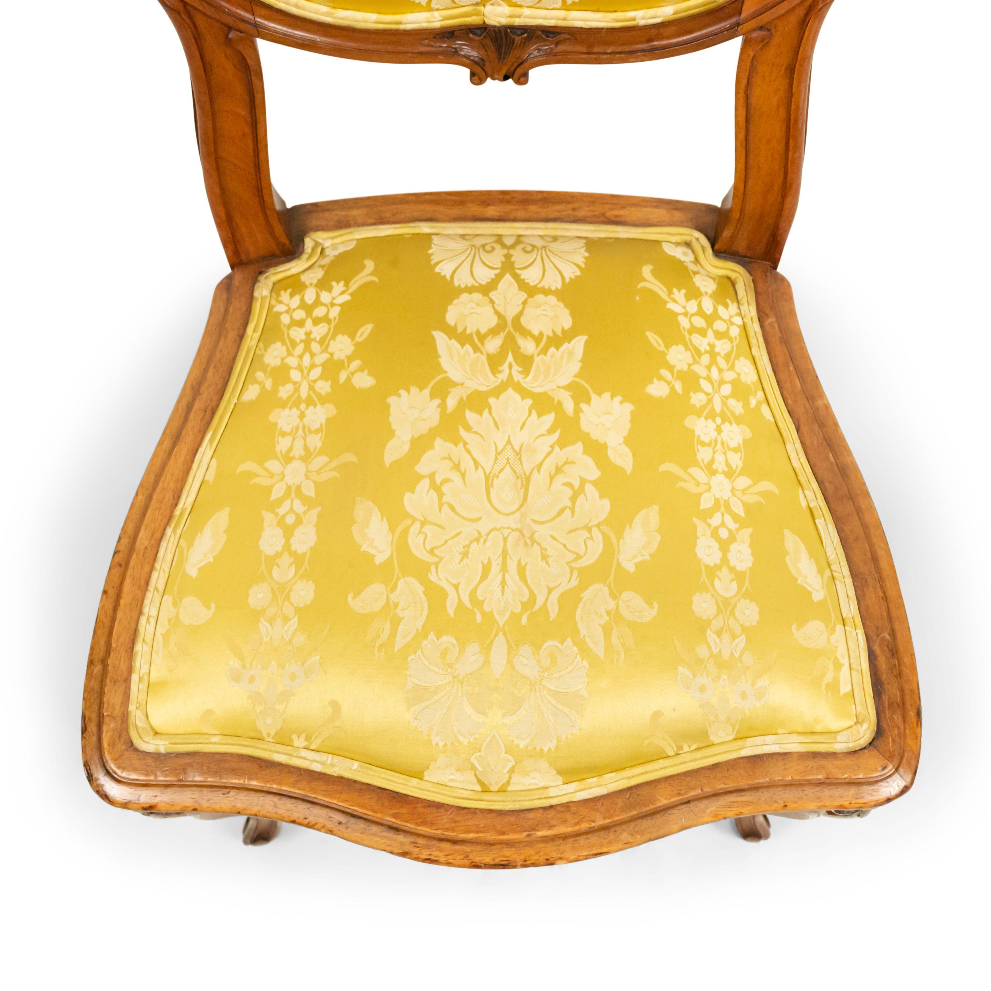 Louis XV. Damast-Beistellstühle mit Goldverzierung im Angebot 5