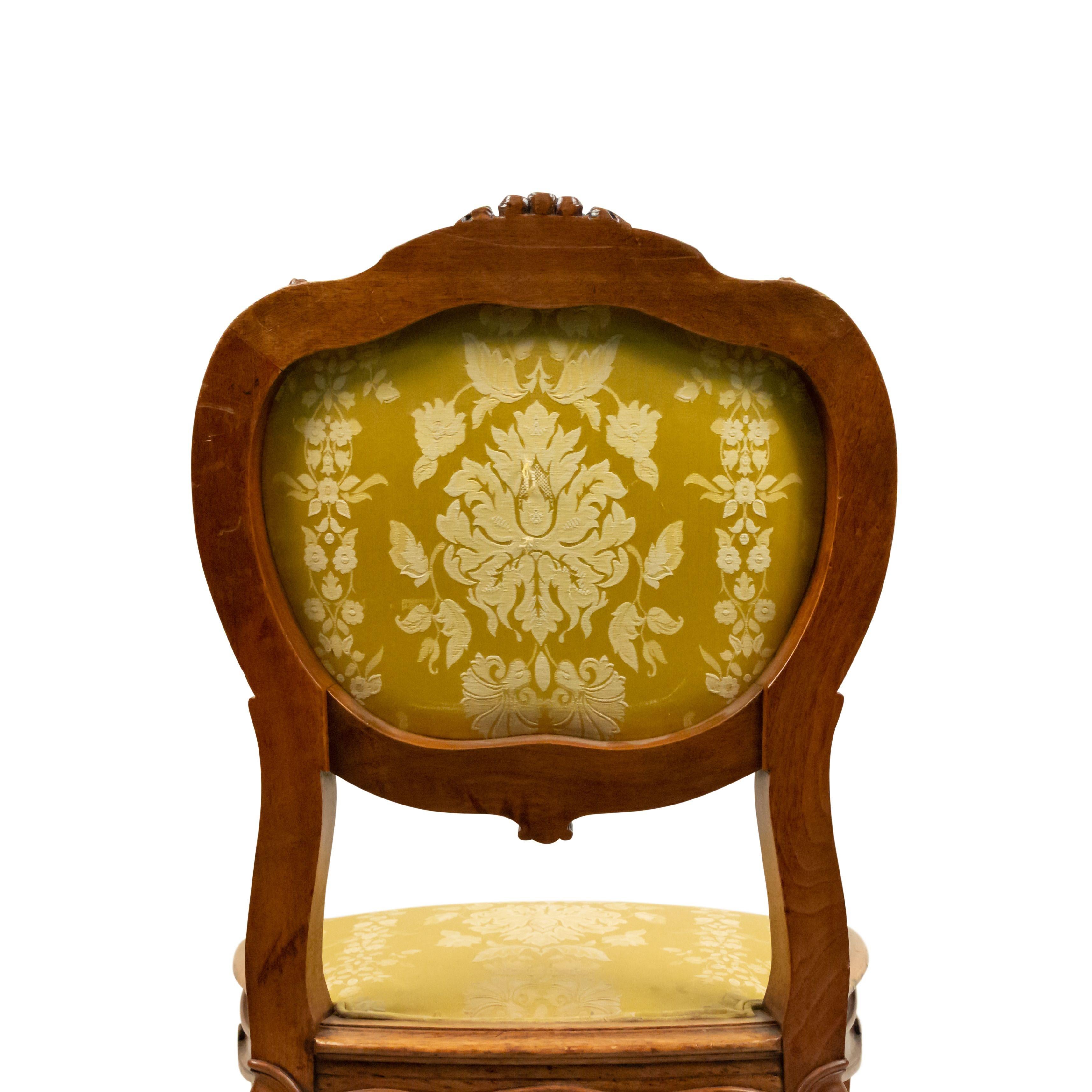 Louis XV. Damast-Beistellstühle mit Goldverzierung im Angebot 7