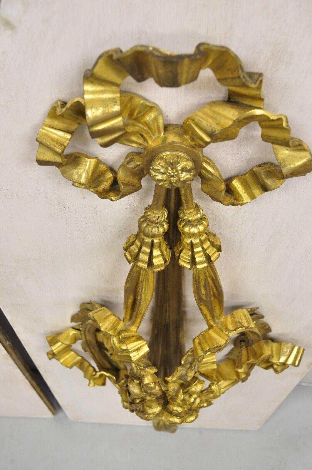 Große französische Louis-XV-Wandleuchter aus vergoldeter Bronze mit Schleifenzeichnung in Gold, Paar im Angebot 3