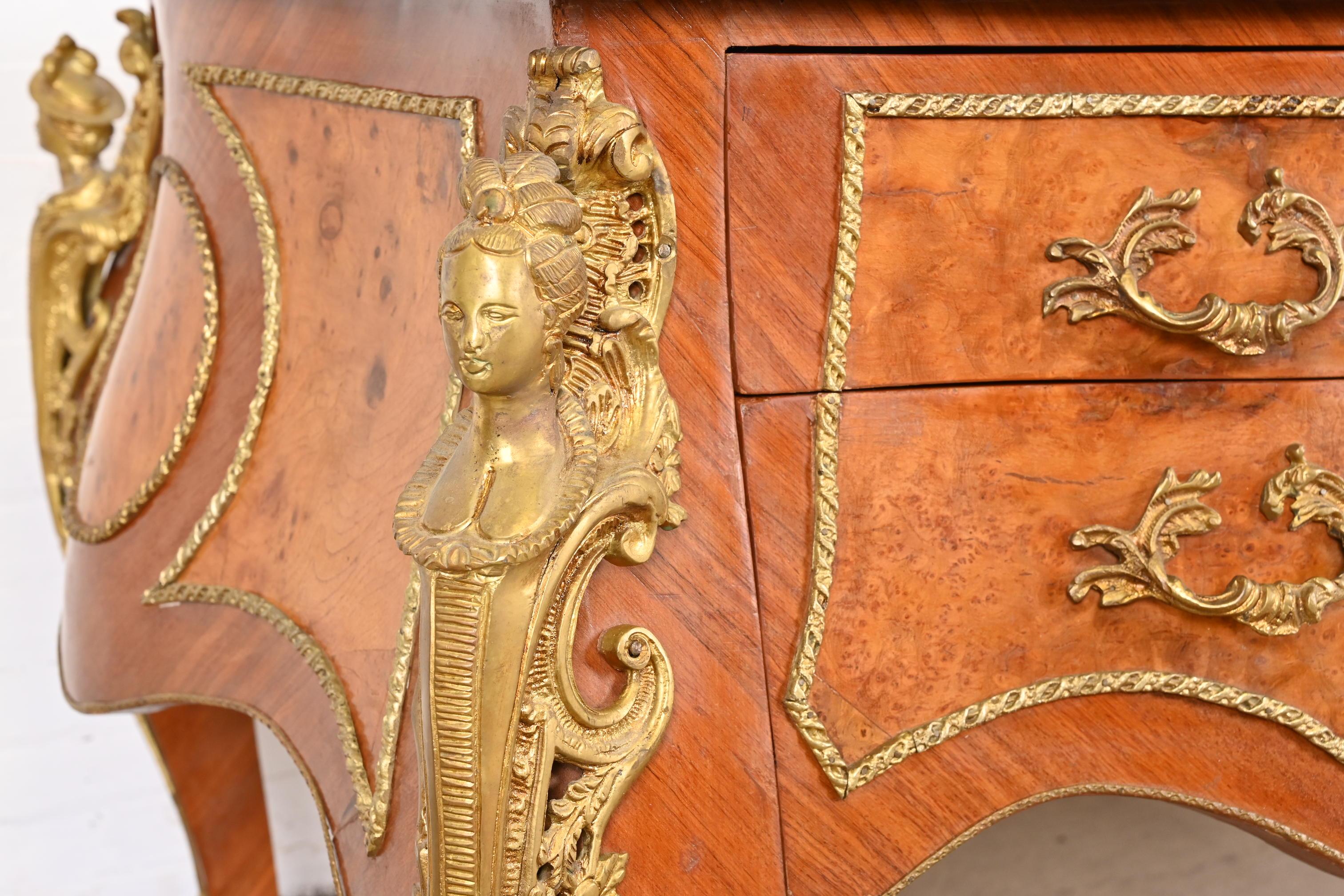 Bureau Louis XV en bois de roi et de ronce, avec plateau en cuir et bronze doré en vente 10