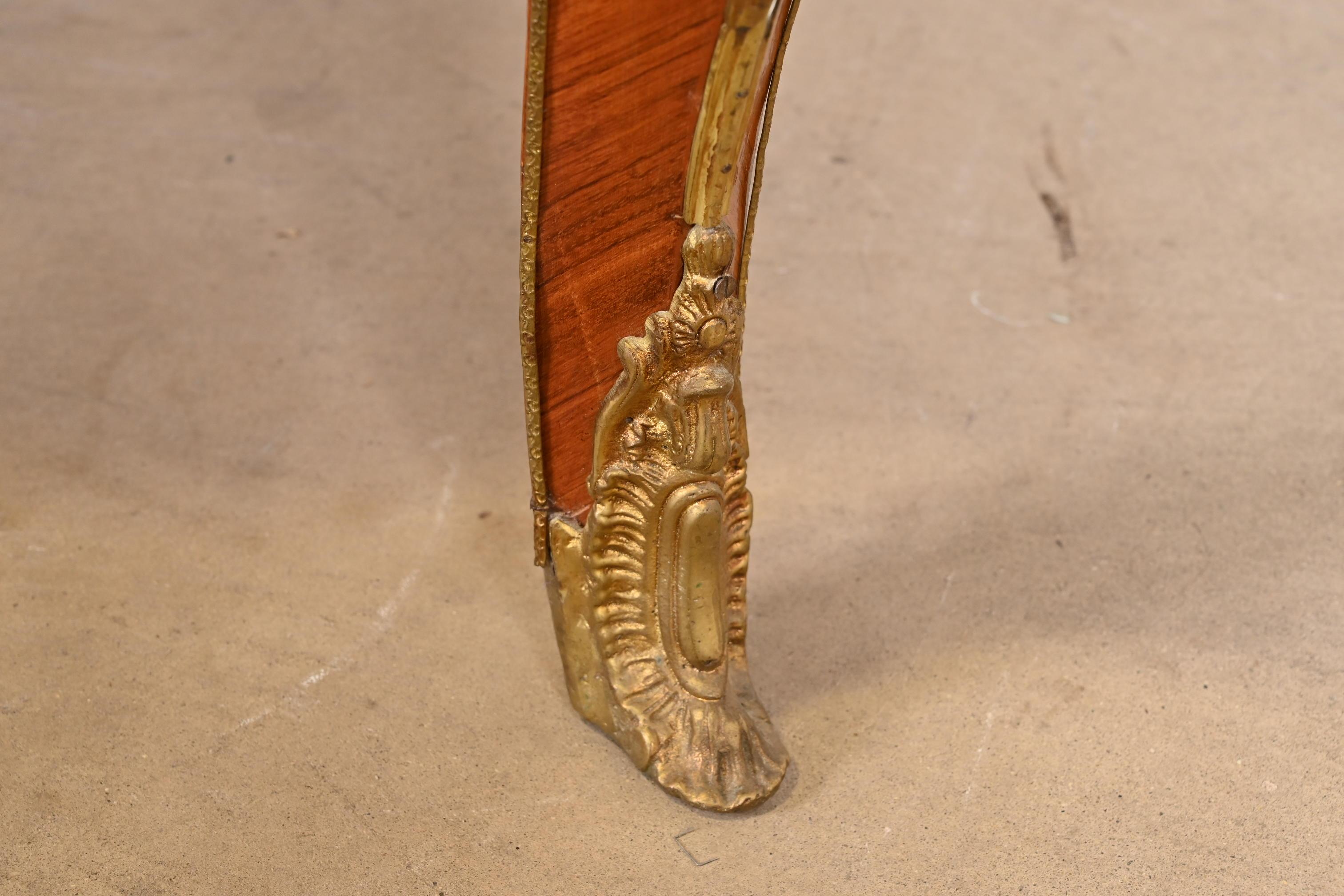 Bureau Louis XV en bois de roi et de ronce, avec plateau en cuir et bronze doré en vente 11