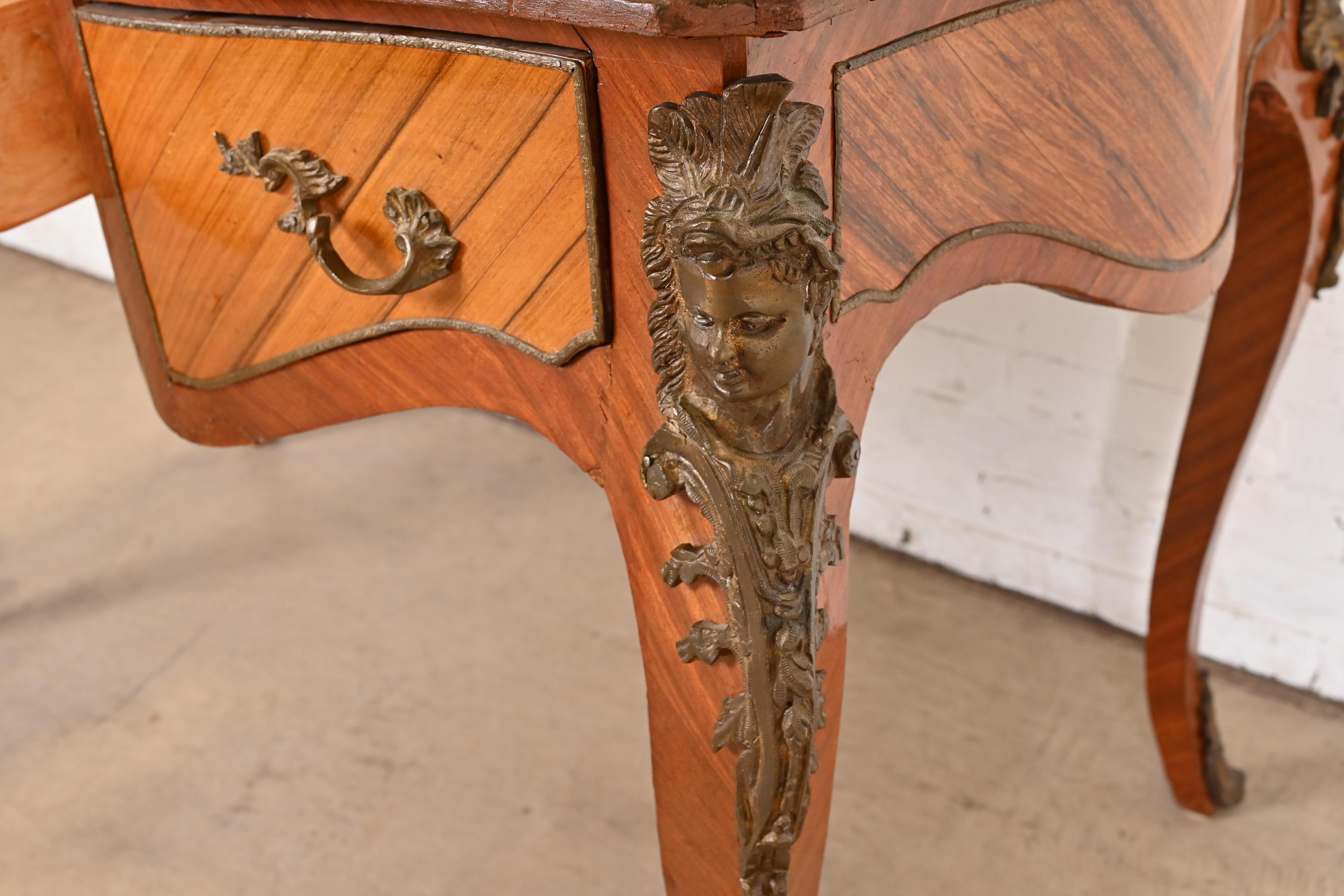 Französischer Louis XV.-Schreibtisch aus Veilchenholz mit Lederplatte und vergoldeter Bronze-Goldbronze-Montierung im Angebot 5