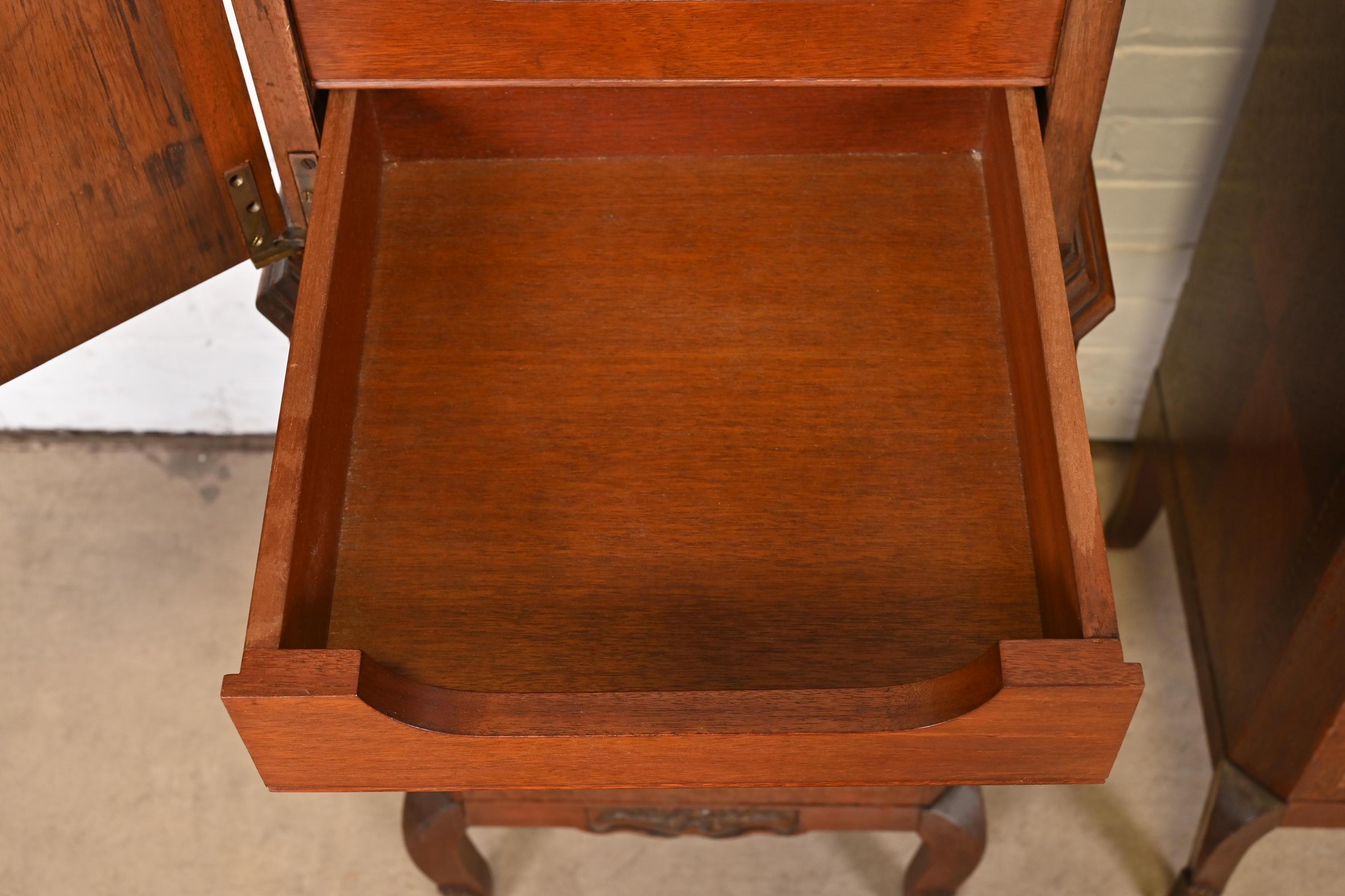 Französische Louis XV.-Sessel mit Intarsien aus Veilchenholz und Marmorplatte, Louis XV.-Stil, Paar im Angebot 8