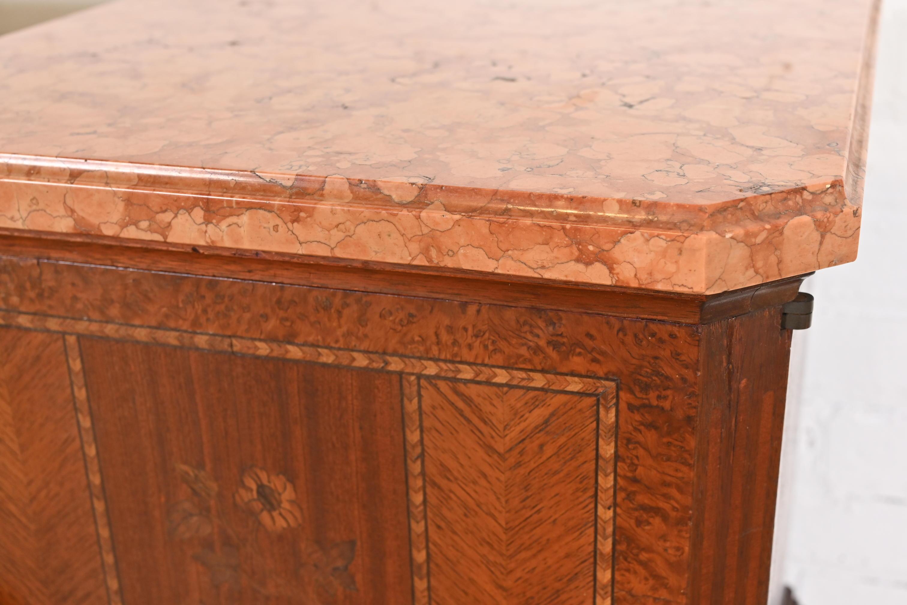Französische Louis XV.-Sessel mit Intarsien aus Veilchenholz und Marmorplatte, Louis XV.-Stil, Paar im Angebot 11