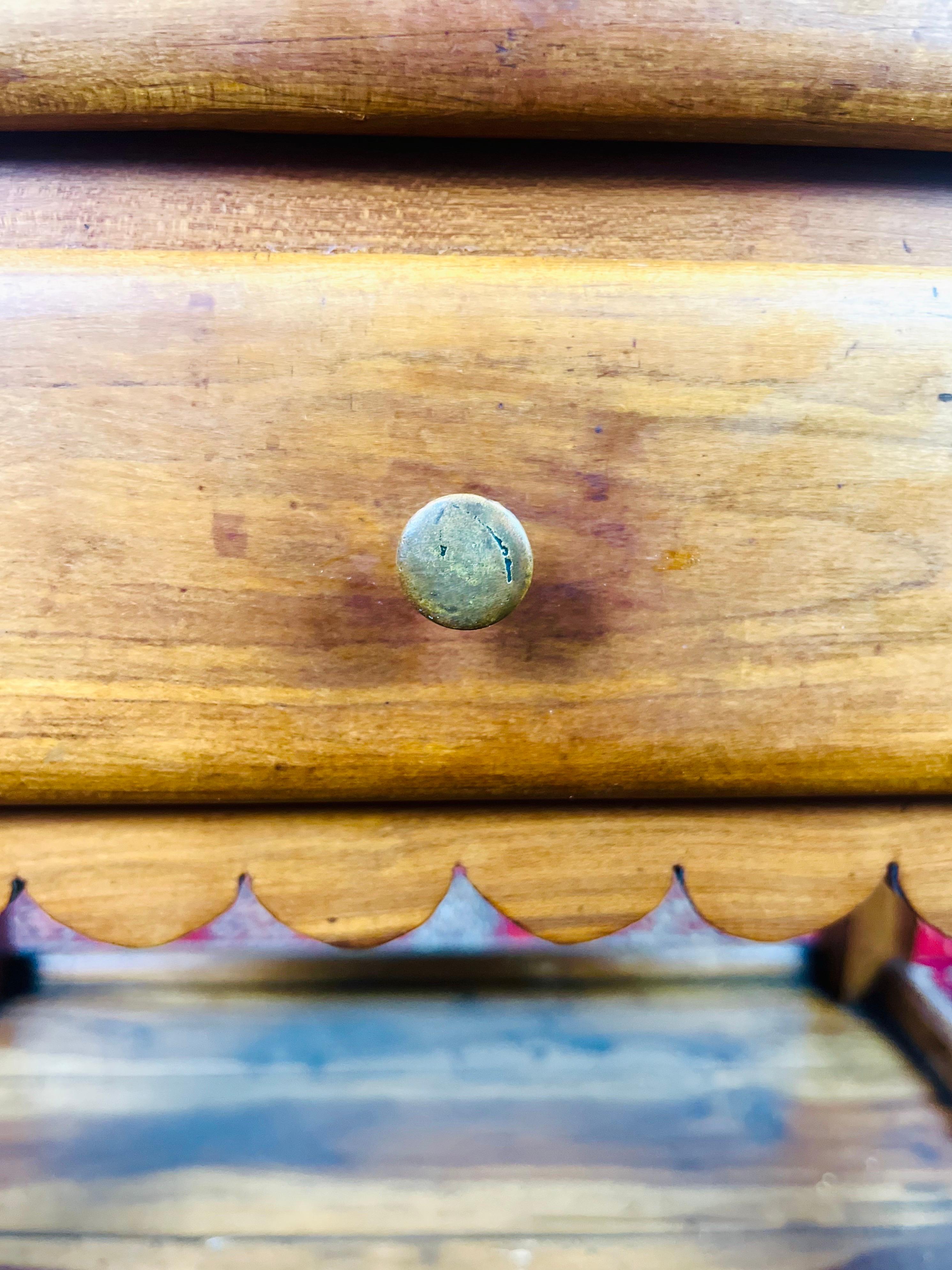 Table de chevet française de style transition Louis XV / Louis XVI Chiffonier - France en vente 4