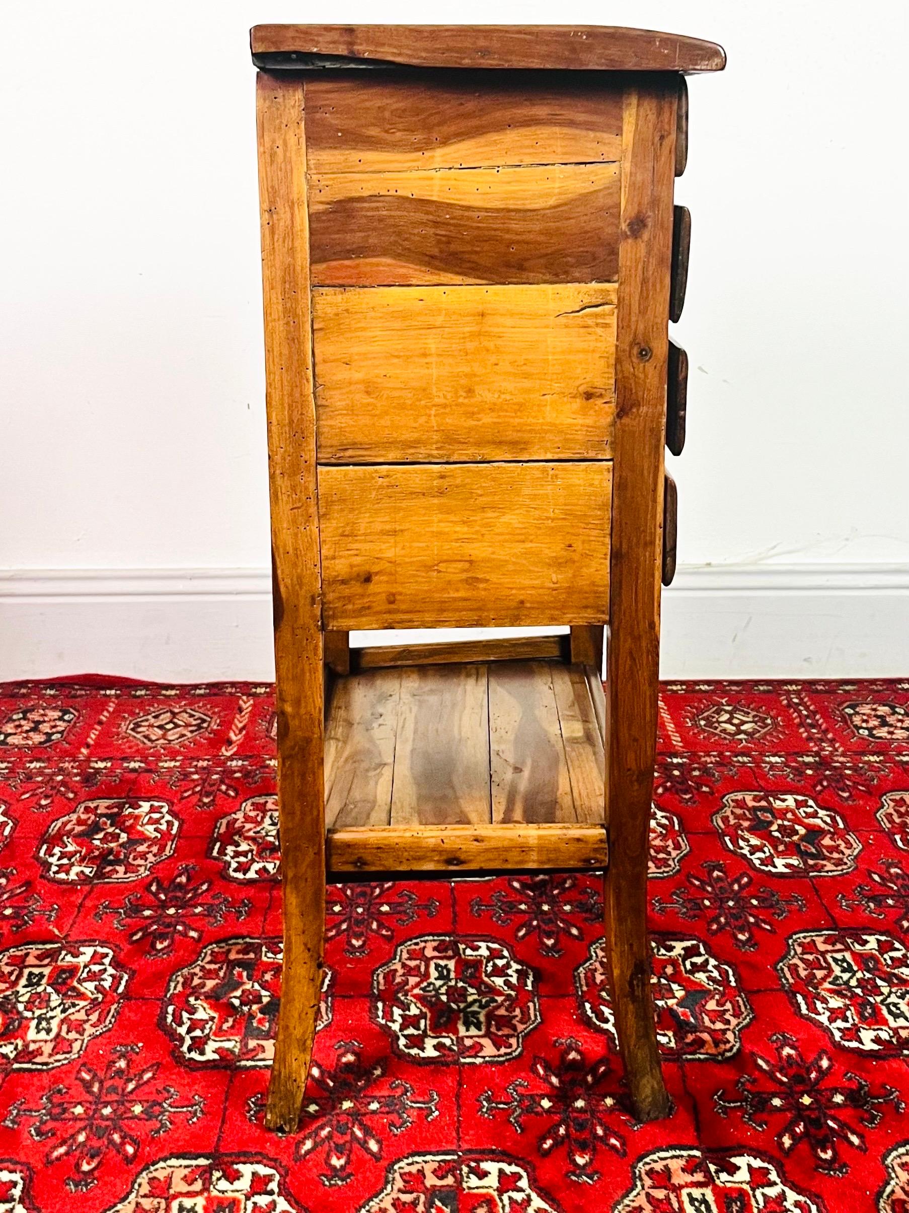 Table de chevet française de style transition Louis XV / Louis XVI Chiffonier - France en vente 1