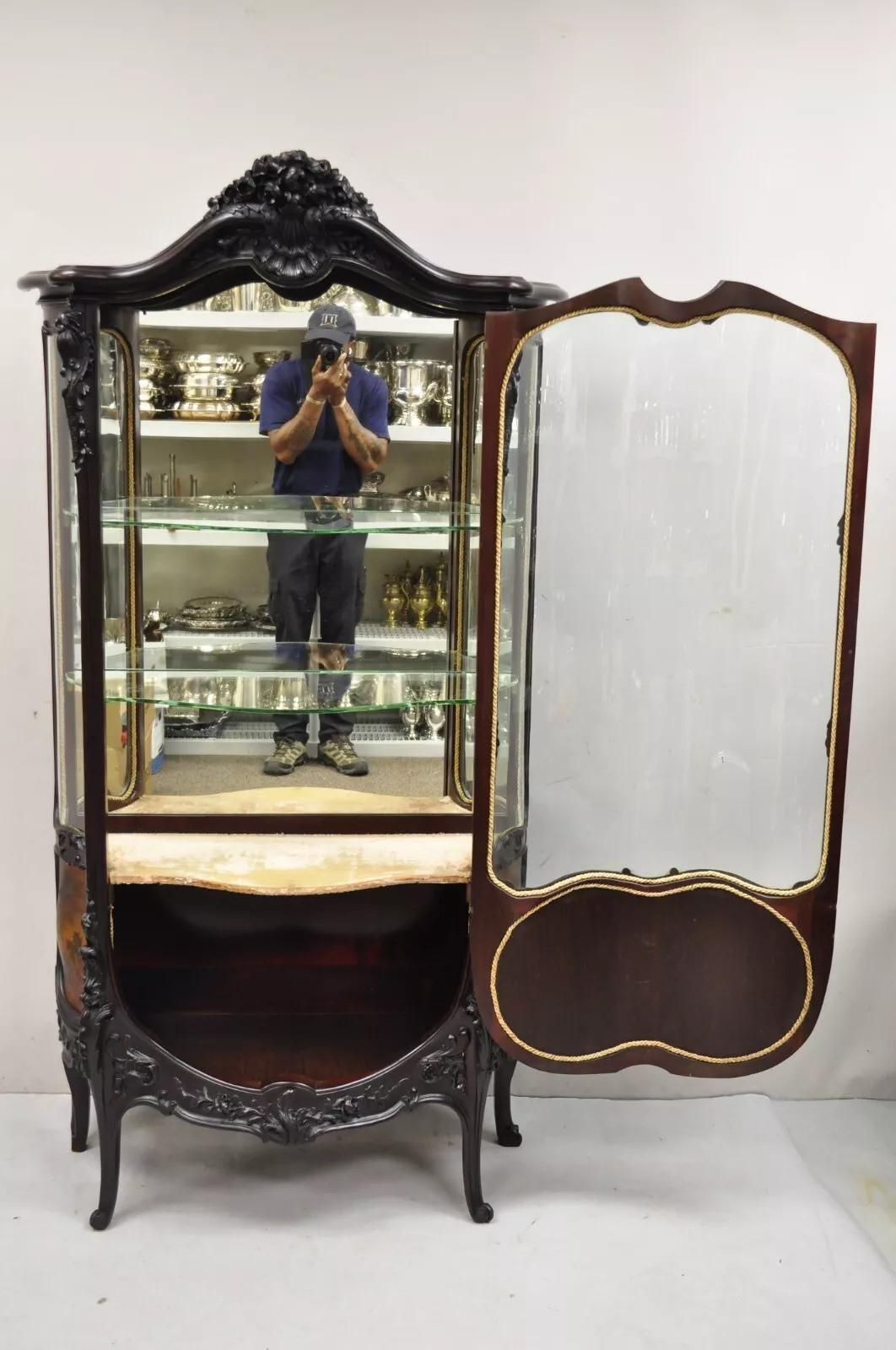 French Louis XV Mahogany Hand Painted Curved Glass Vernis Martin Curio Cabinet For Sale 1