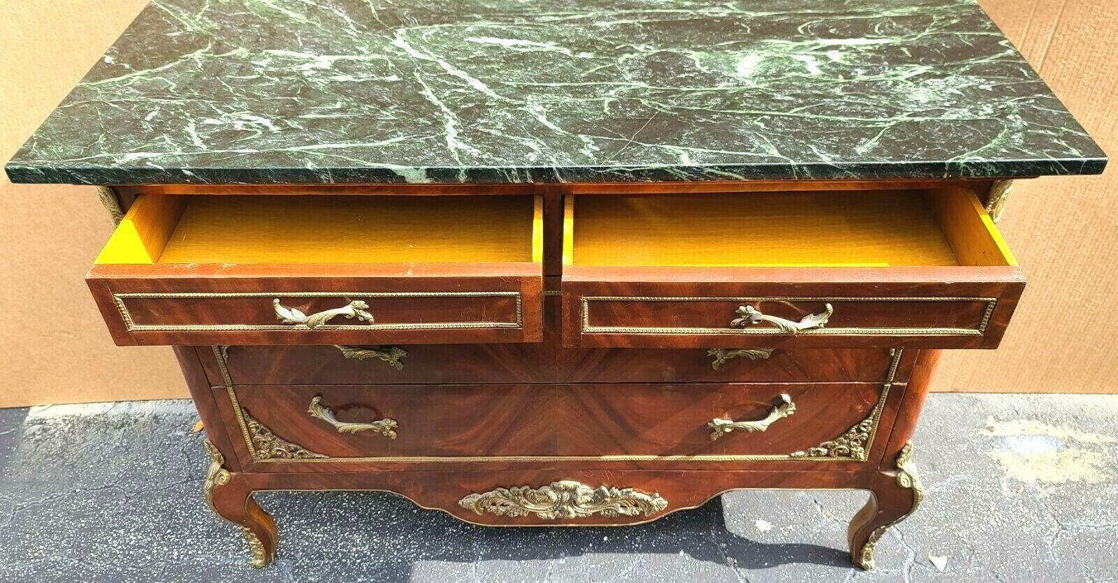 Kommode/ Fernsehtisch/ Sideboard mit Marmorplatte und vergoldeten Goldbronze-Beschlägen, Louis XV.-Stil im Zustand „Gut“ im Angebot in Lake Worth, FL