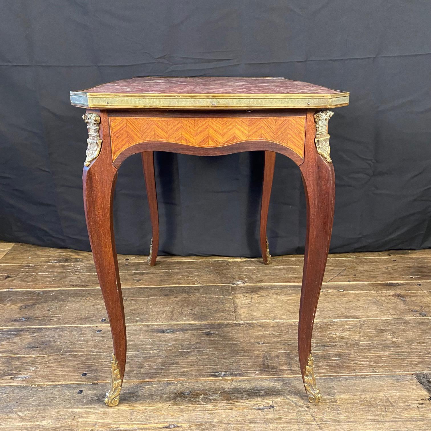Tavolino francese Luigi XV con piano in marmo, grembiule in legno intarsiato e galleria in ottone in vendita 4