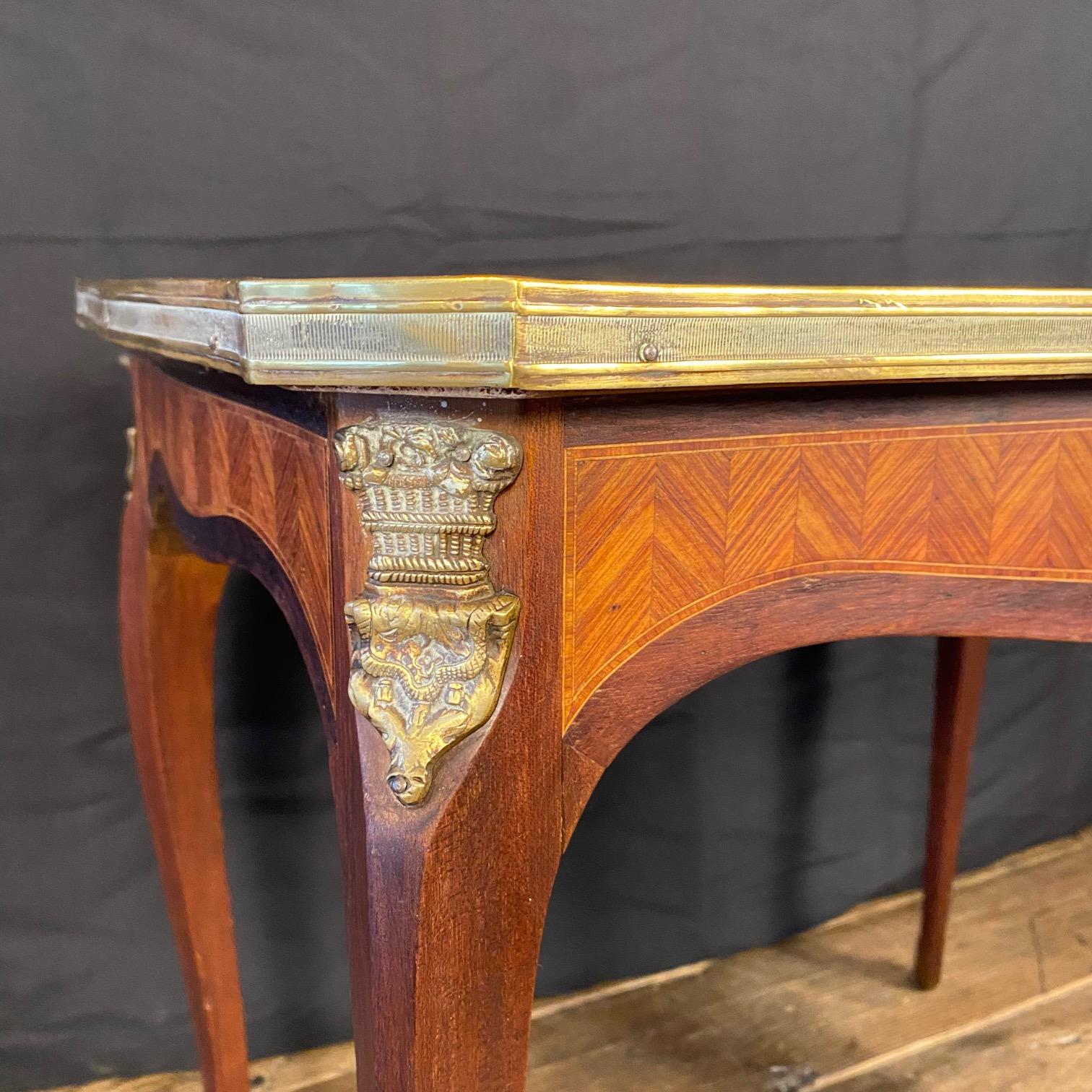 Elegante tavolo d'accento francese Luigi XV che può essere utilizzato come tavolino, tavolino da caffè o tavolo da cocktail. Squisito intarsio di parquet chevron sul grembiule su tutti e quattro i lati, con belle gambe che si assottigliano con
