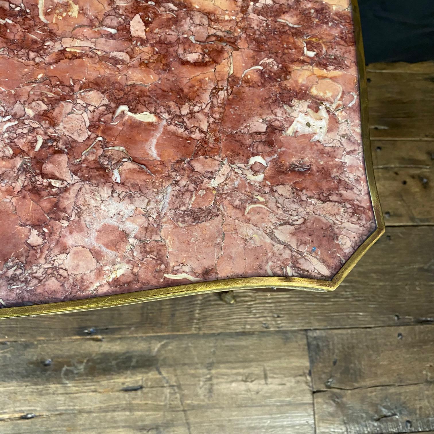Tavolino francese Luigi XV con piano in marmo, grembiule in legno intarsiato e galleria in ottone In condizioni buone in vendita a Hopewell, NJ