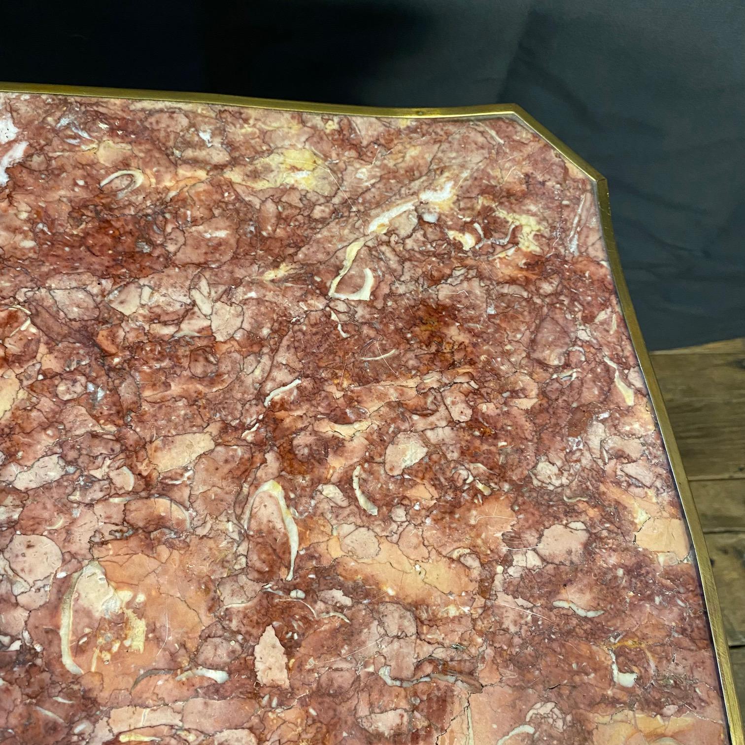 XIX secolo Tavolino francese Luigi XV con piano in marmo, grembiule in legno intarsiato e galleria in ottone in vendita