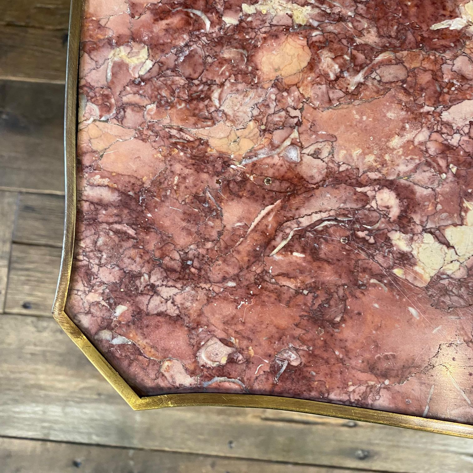 Ottone Tavolino francese Luigi XV con piano in marmo, grembiule in legno intarsiato e galleria in ottone in vendita