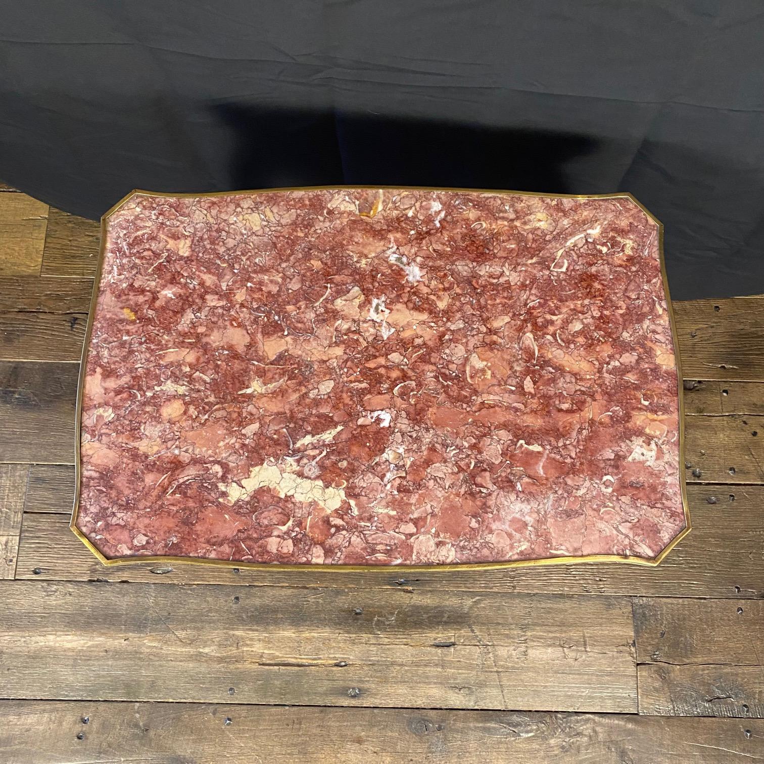 Tavolino francese Luigi XV con piano in marmo, grembiule in legno intarsiato e galleria in ottone in vendita 1