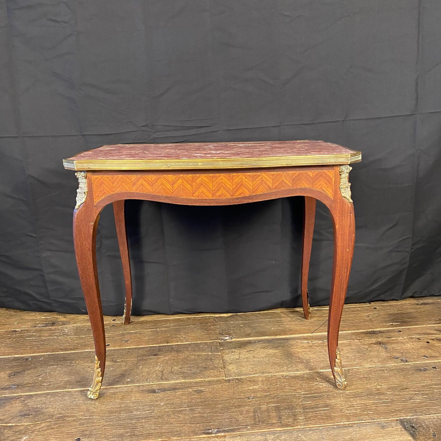 Tavolino francese Luigi XV con piano in marmo, grembiule in legno intarsiato e galleria in ottone in vendita 3