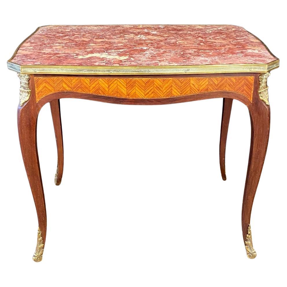 Französischer Beistelltisch mit Marmorplatte im Louis-XV-Stil und eingelegter Holzschürze und Galerie aus Messing