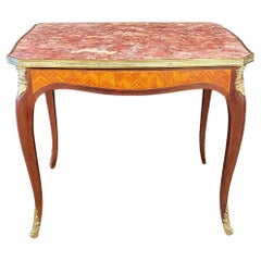 Tavolino francese Luigi XV con piano in marmo, grembiule in legno intarsiato e galleria in ottone
