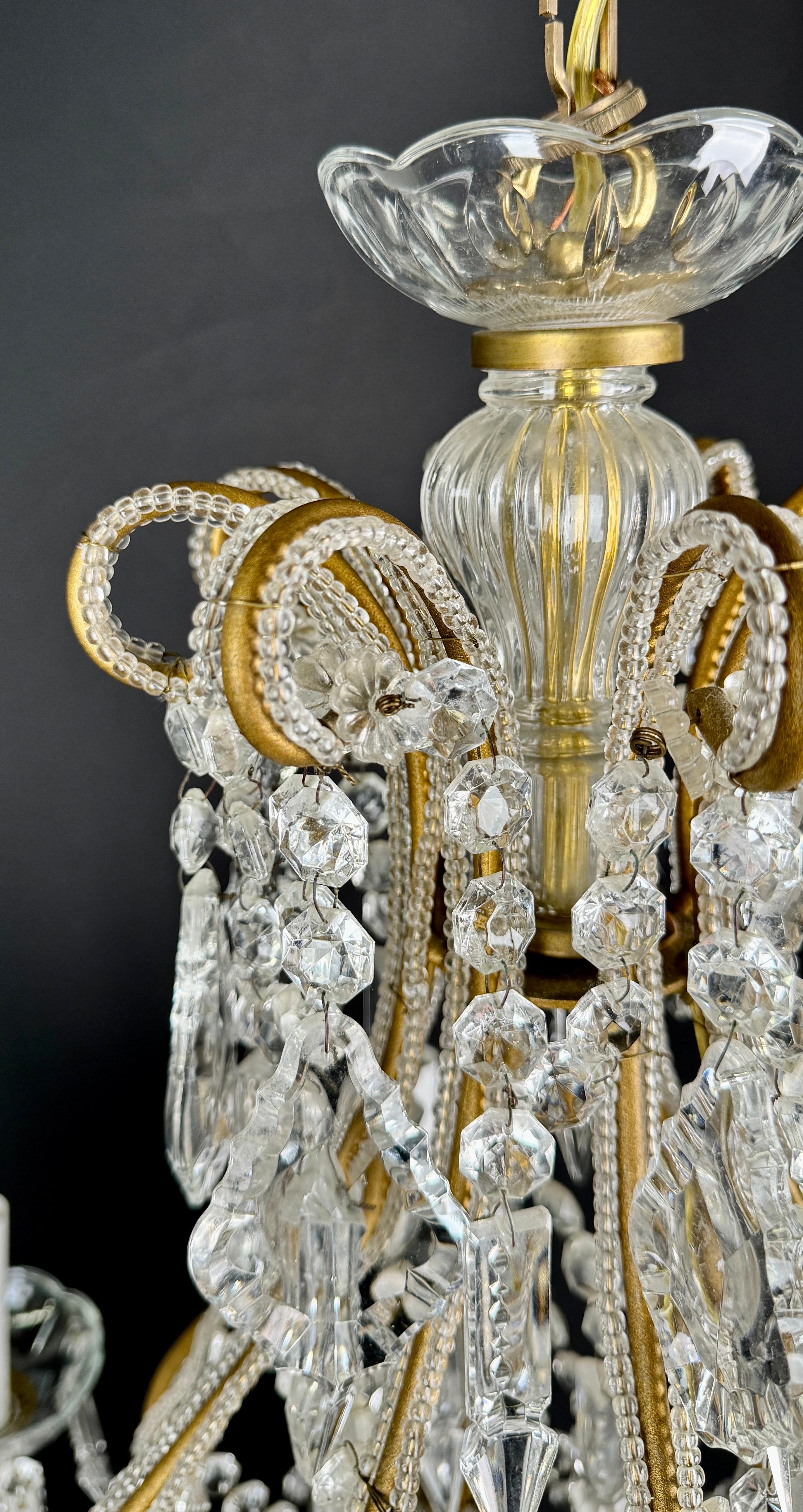 20ième siècle Lustre en cristal taillé de style Louis XV Marie Therese, 8 branches en vente