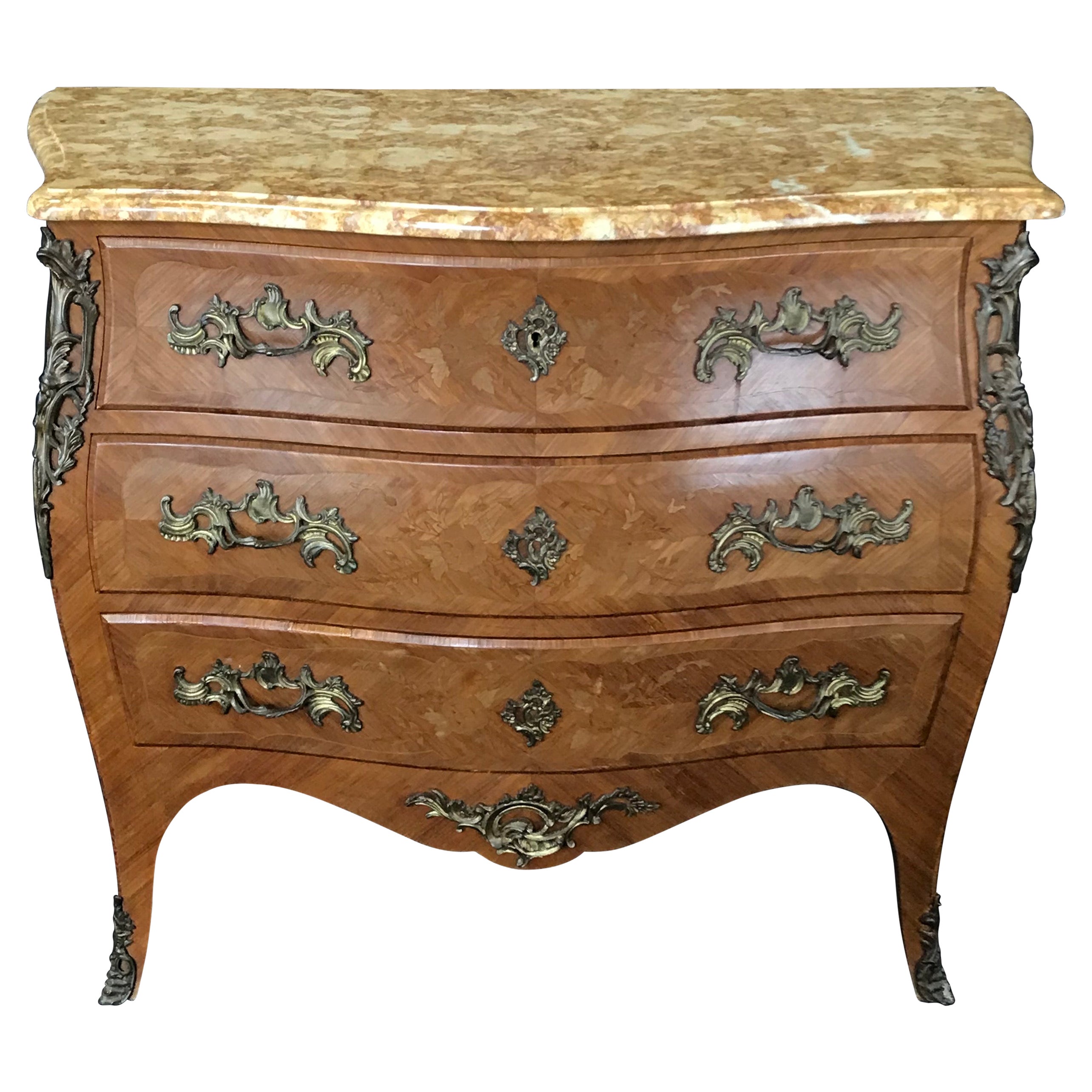 Commode française du 19ème siècle en marqueterie de style Louis XV en noyer avec plateau en marbre en vente