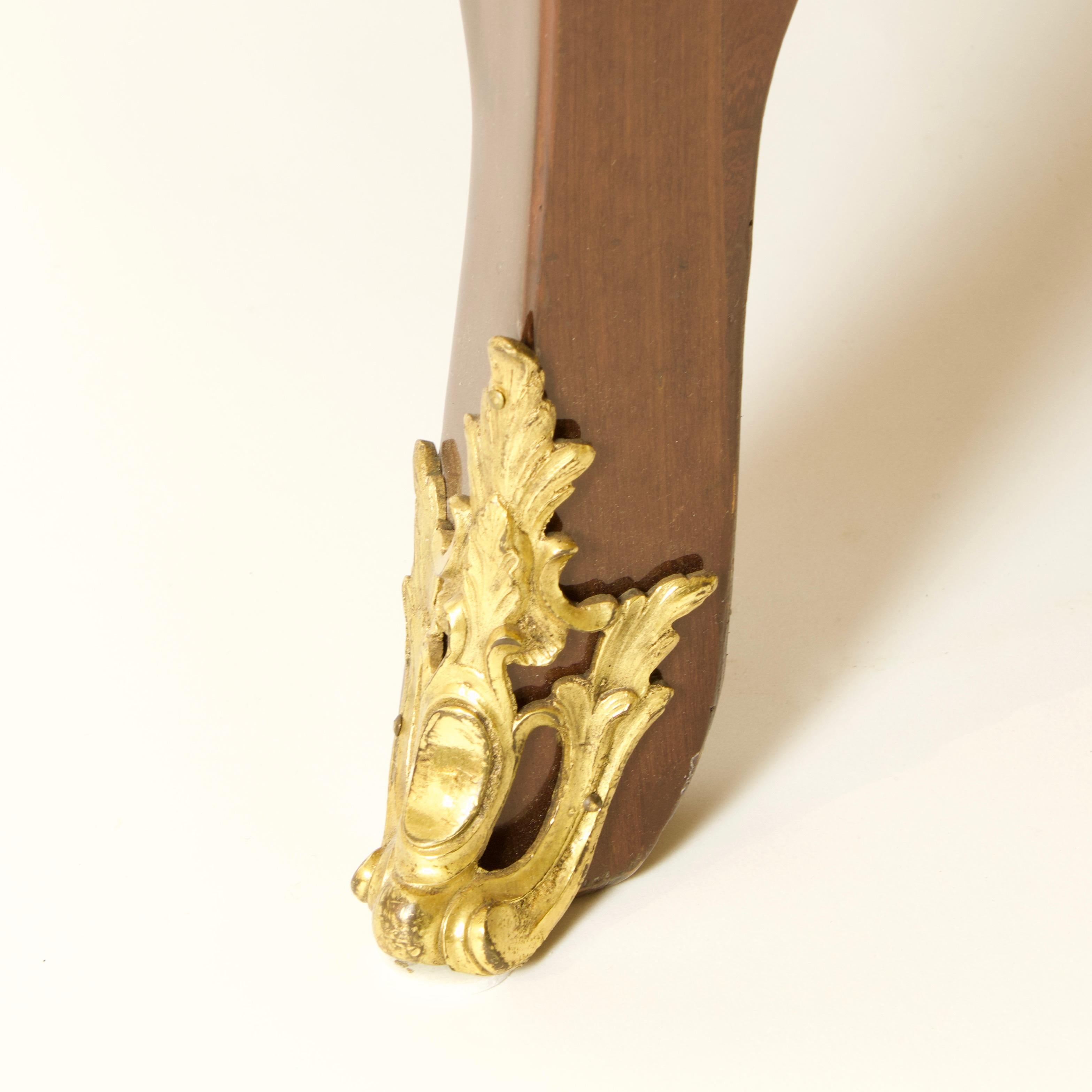 Commode française de style Louis XV en bronze doré « En Tombeau », estampillée « Birckle » en vente 3