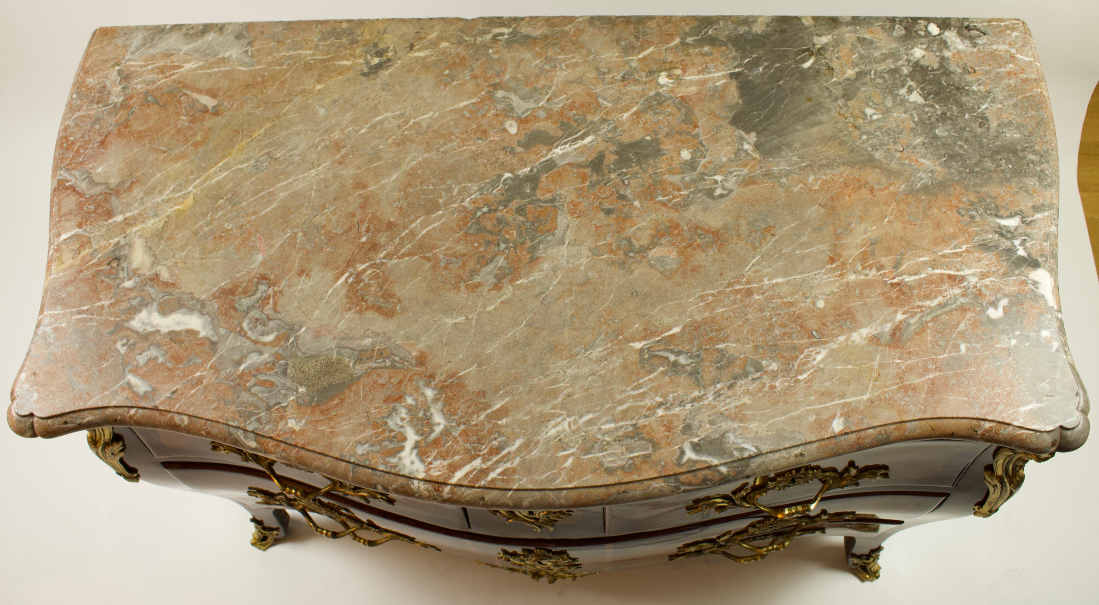 Commode française de style Louis XV en bronze doré « En Tombeau », estampillée « Birckle » 4
