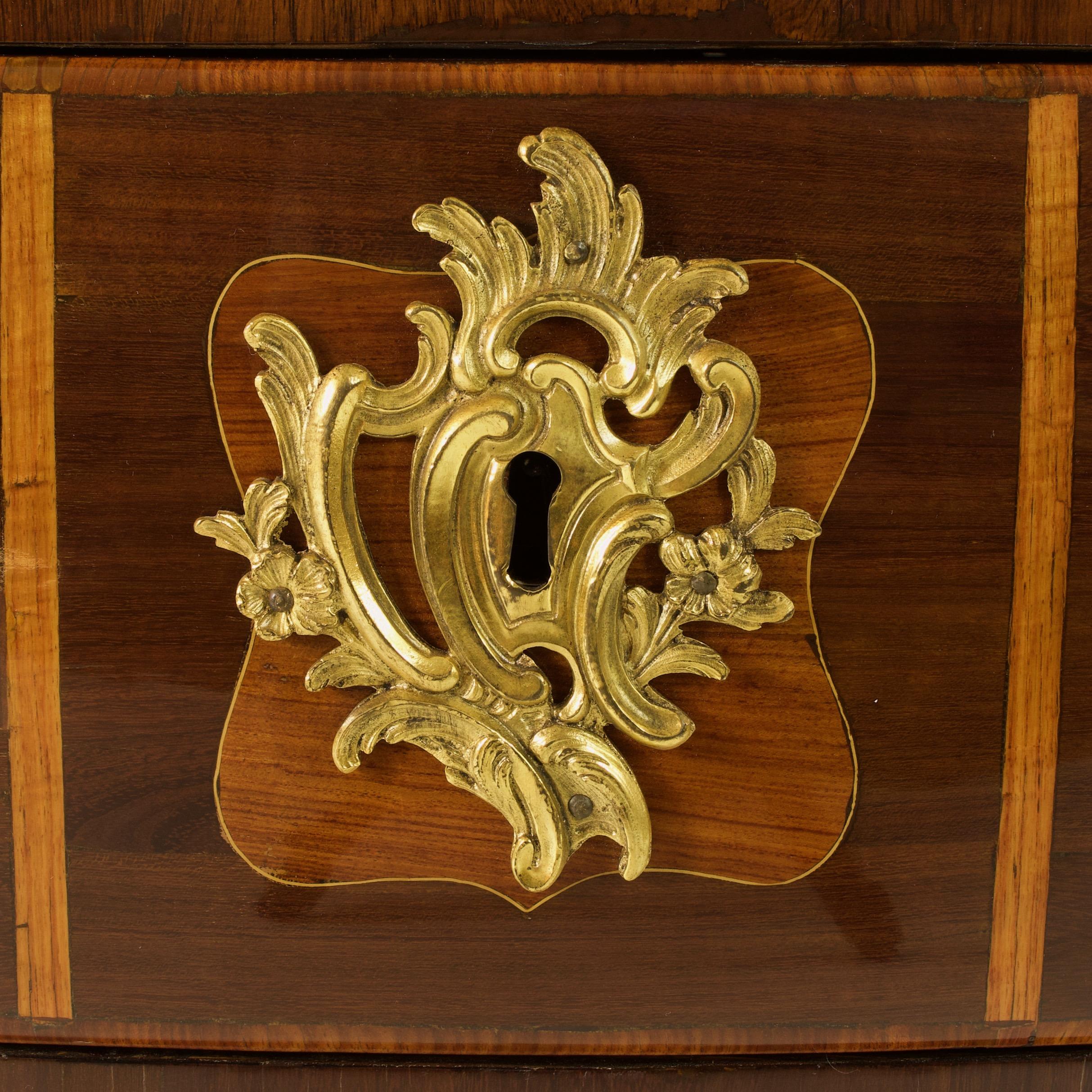 Bois Commode française de style Louis XV en bronze doré « En Tombeau », estampillée « Birckle » en vente