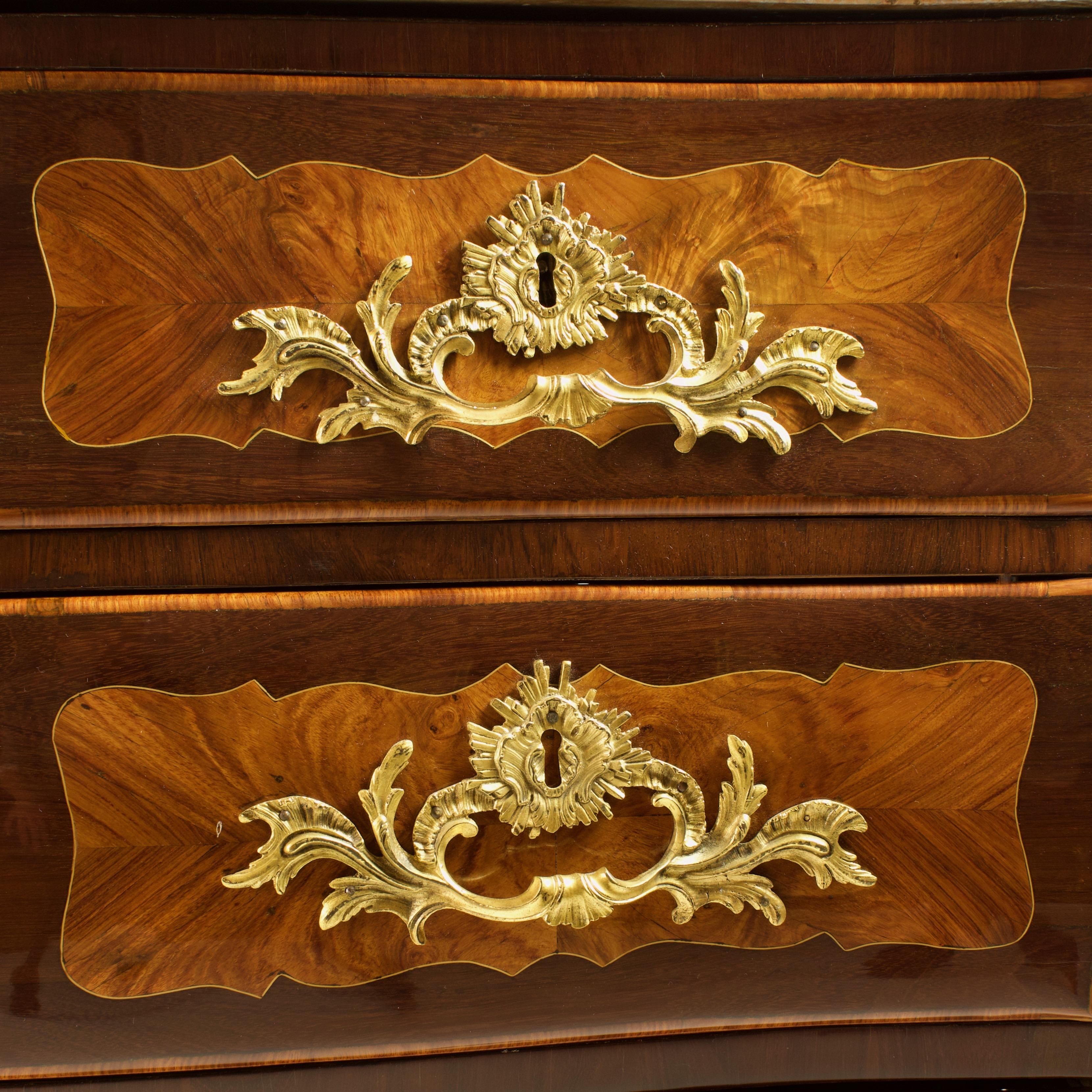 Commode française de style Louis XV en bronze doré « En Tombeau », estampillée « Birckle » en vente 2