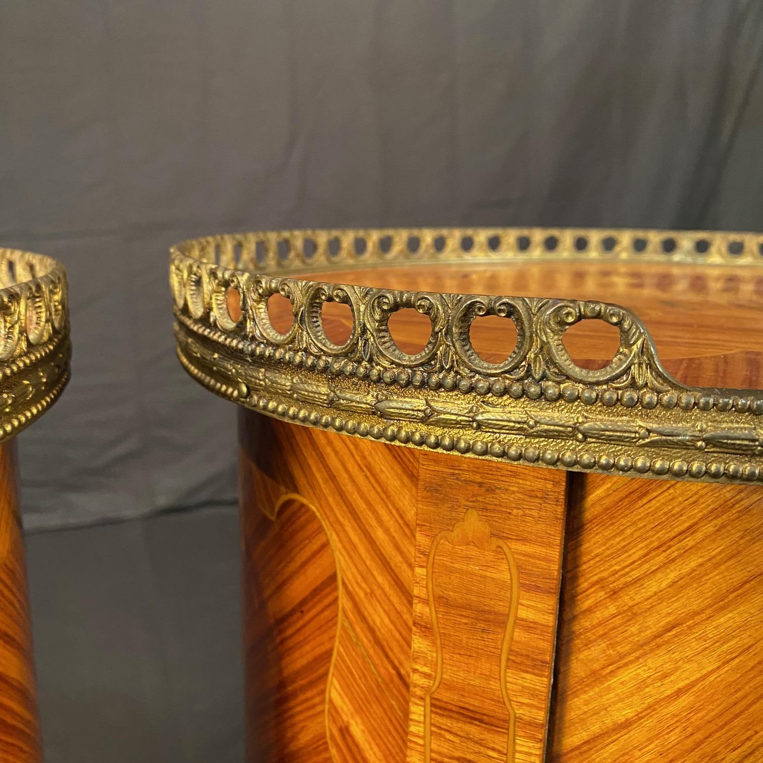 Comodini d'epoca intarsiati francesi Luigi XV in vendita 4