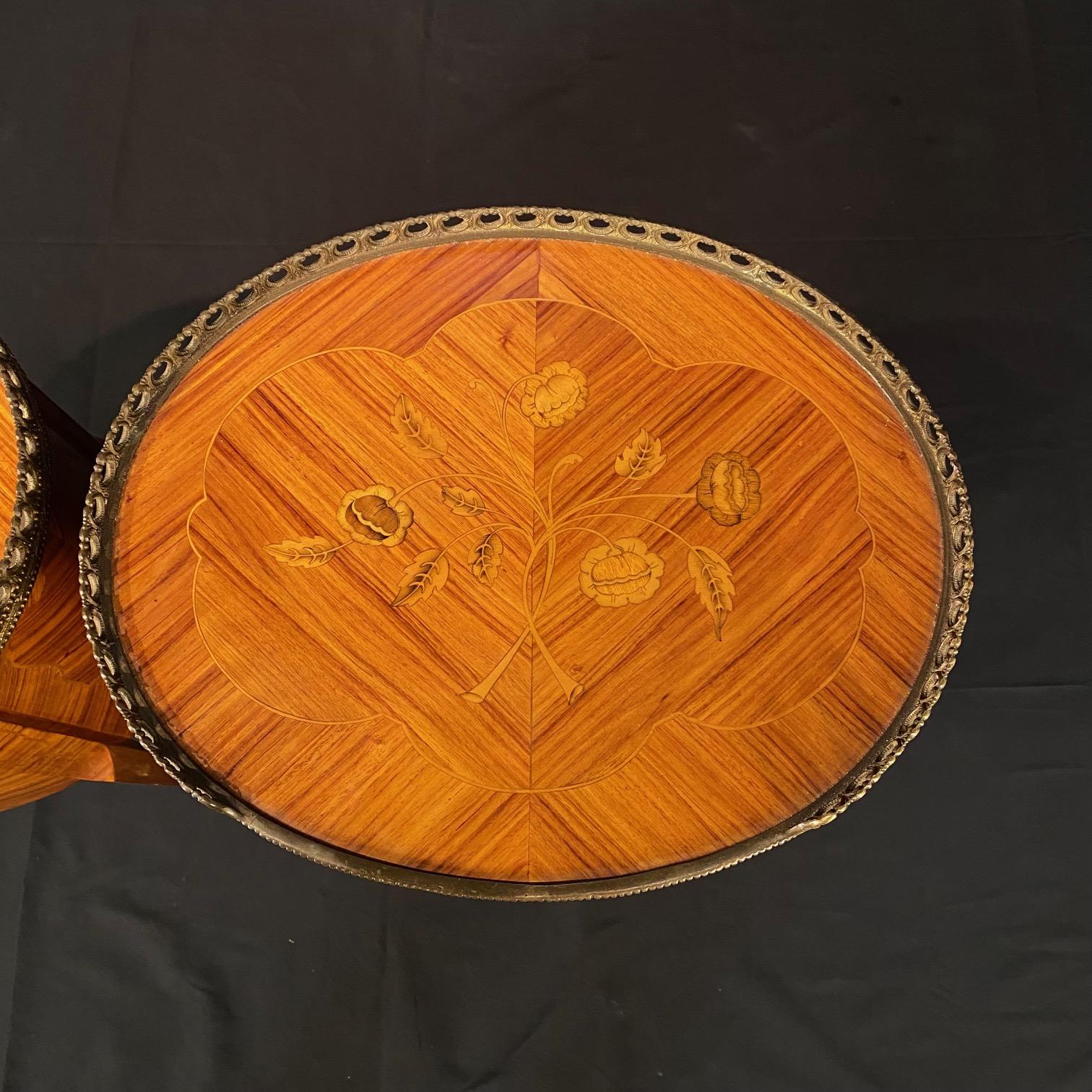 Comodini d'epoca intarsiati francesi Luigi XV in vendita 5