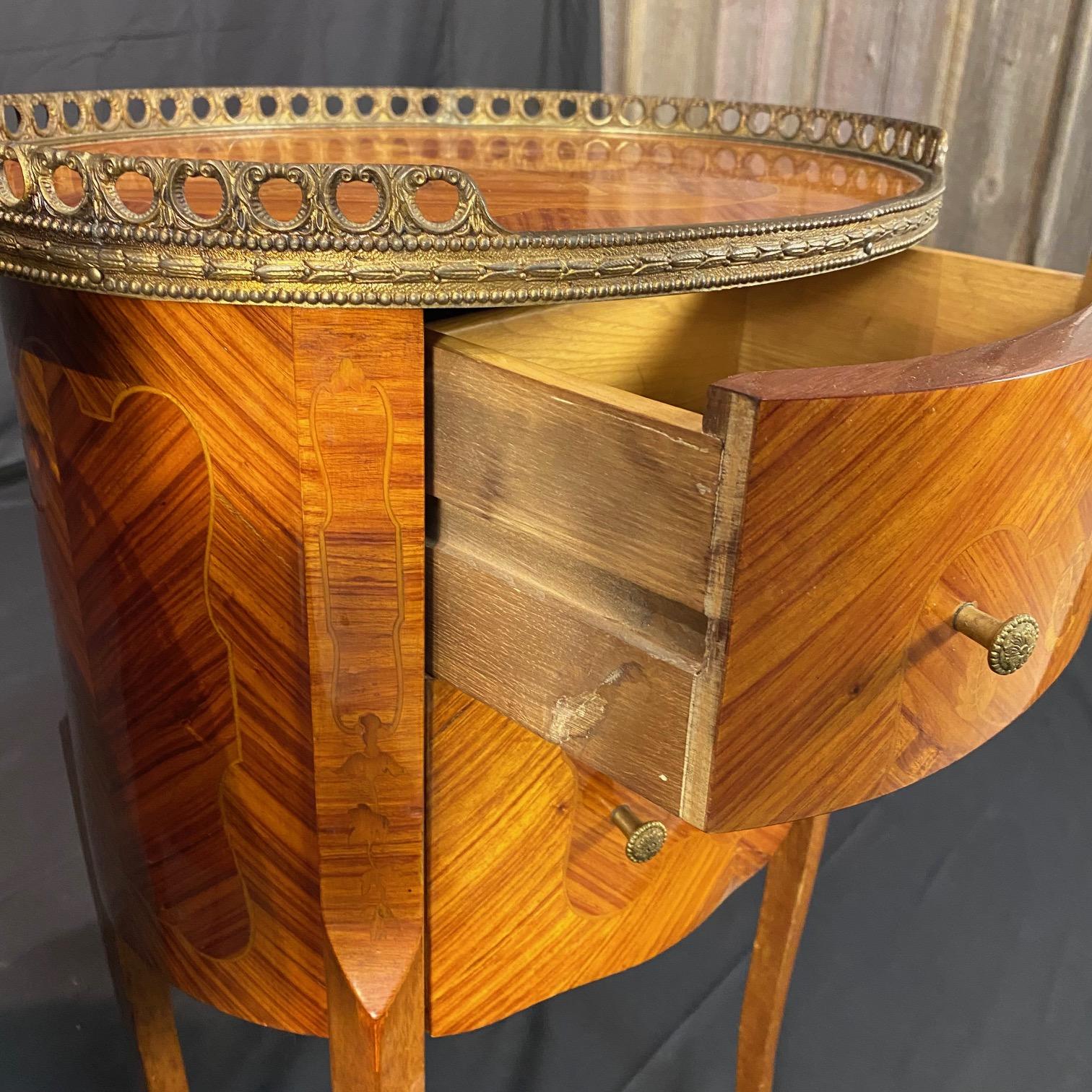 Metà XX secolo Comodini d'epoca intarsiati francesi Luigi XV in vendita