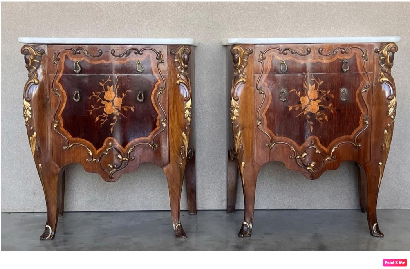 An exceptional Louis XV style mahogany nightstand or side end table having gorgeous mahogany wood grain with inlaid marquetry and a white beveled marble top. The nightstand offer one drawer and one front door, the case rest on tall cabriole legs