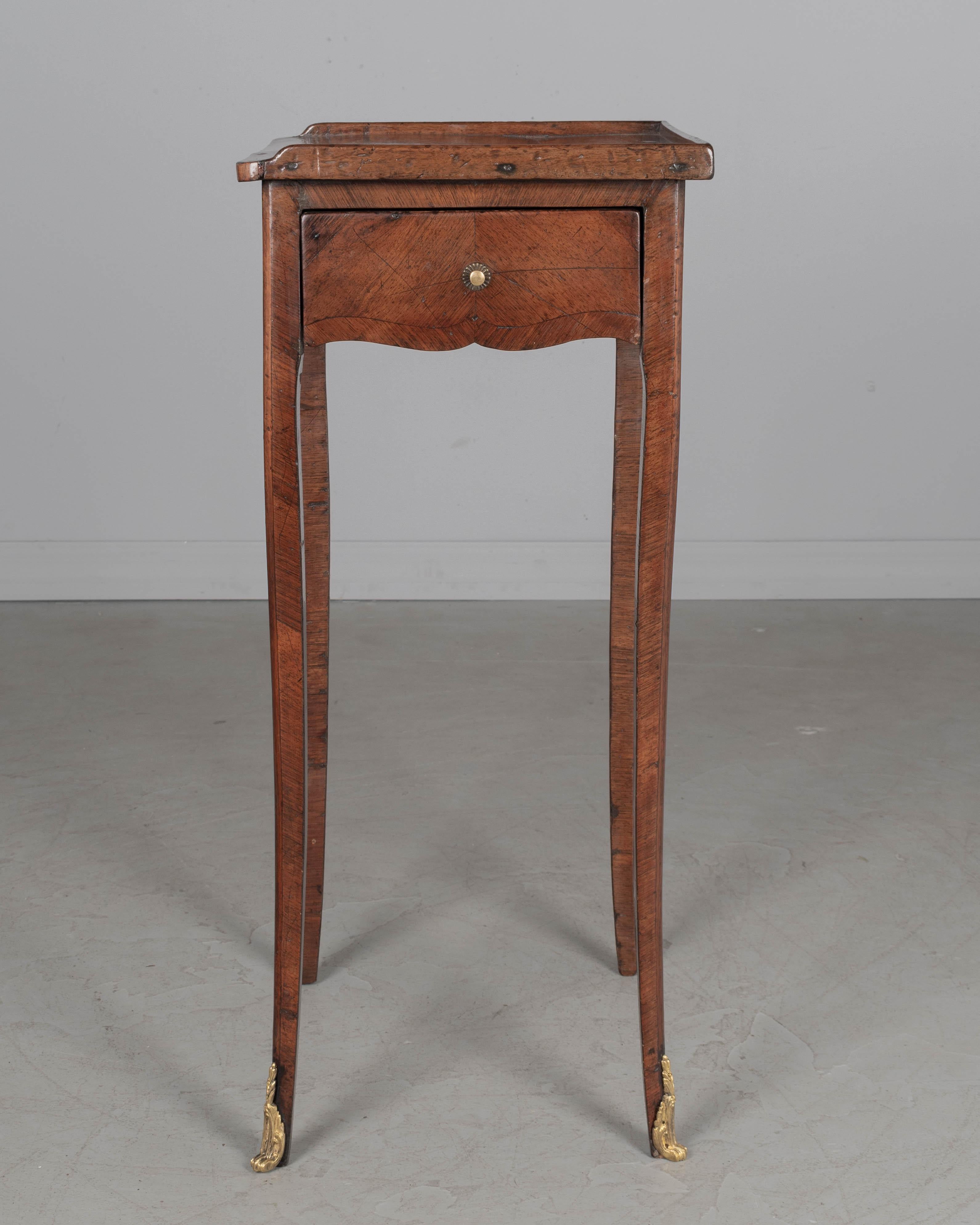 Table d'appoint ou petite table à écrire française en marqueterie Louis XV en vente 3