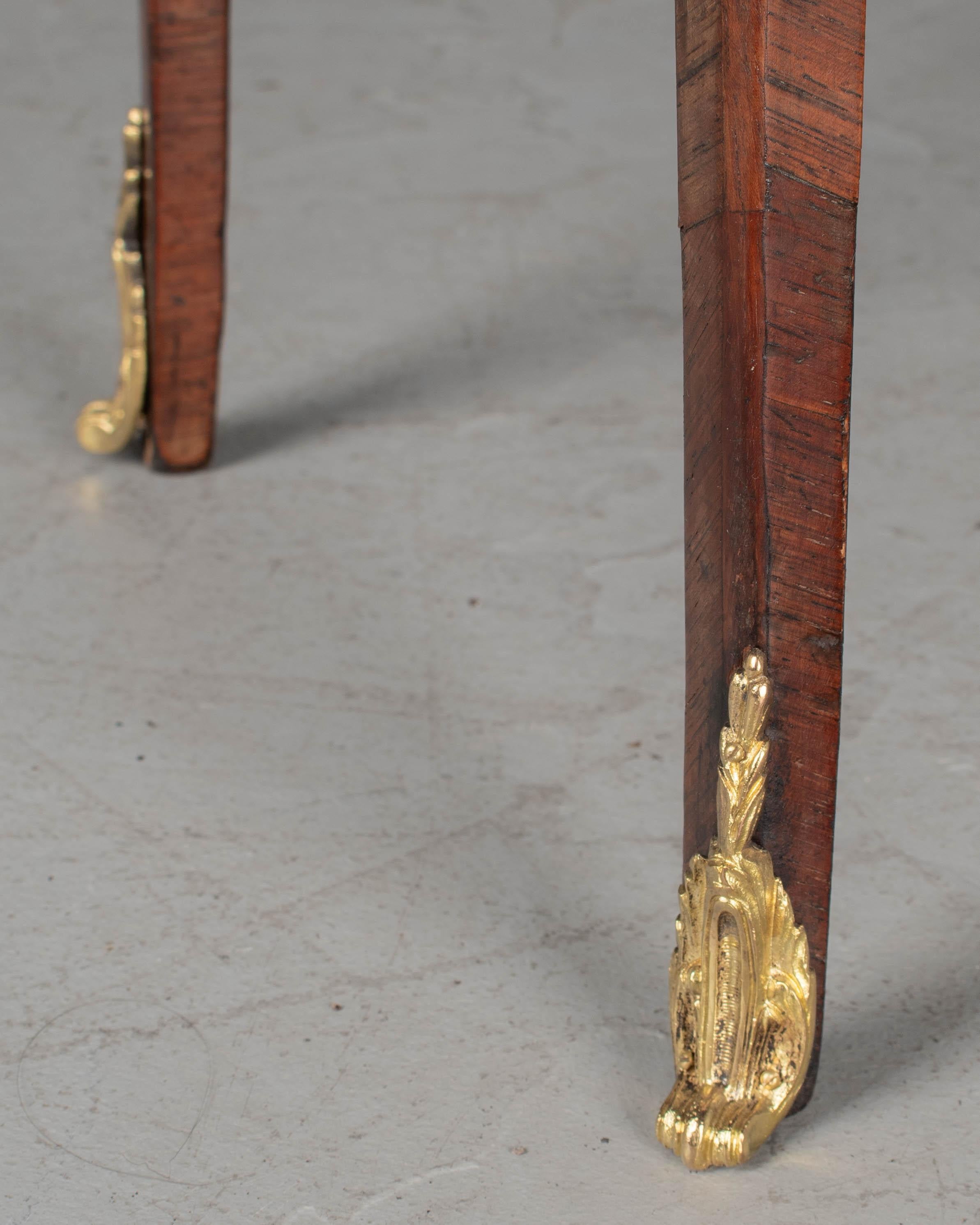 Table d'appoint ou petite table à écrire française en marqueterie Louis XV en vente 5