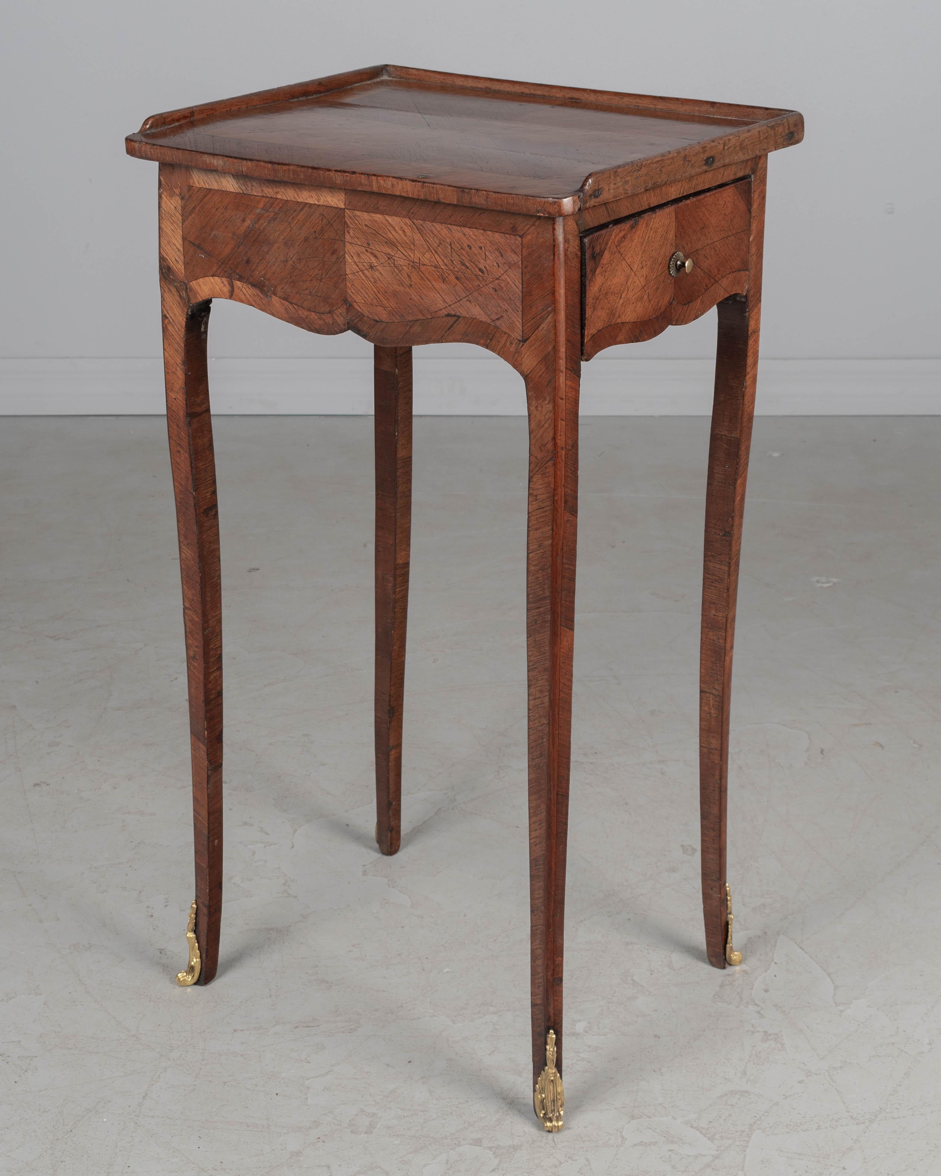 Table d'appoint ou petite table à écrire française en marqueterie Louis XV en vente 7