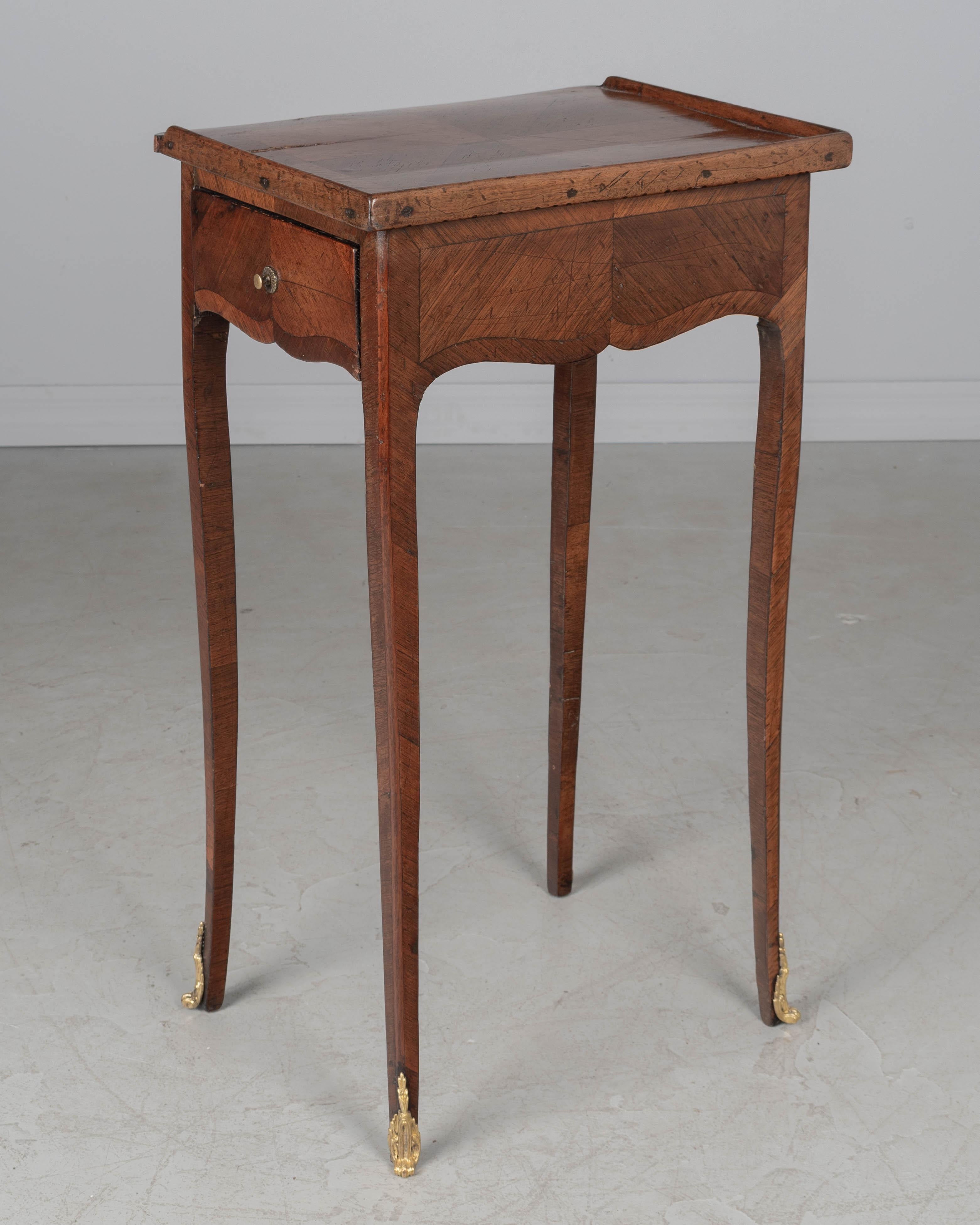 Français Table d'appoint ou petite table à écrire française en marqueterie Louis XV en vente