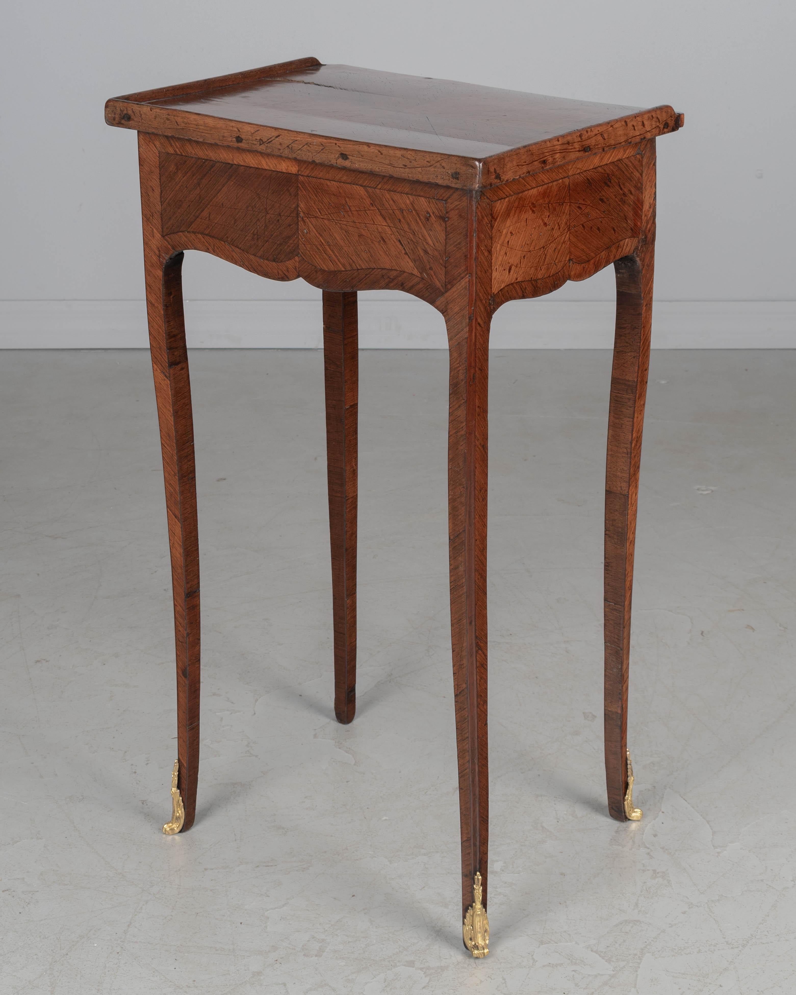 Fait main Table d'appoint ou petite table à écrire française en marqueterie Louis XV en vente