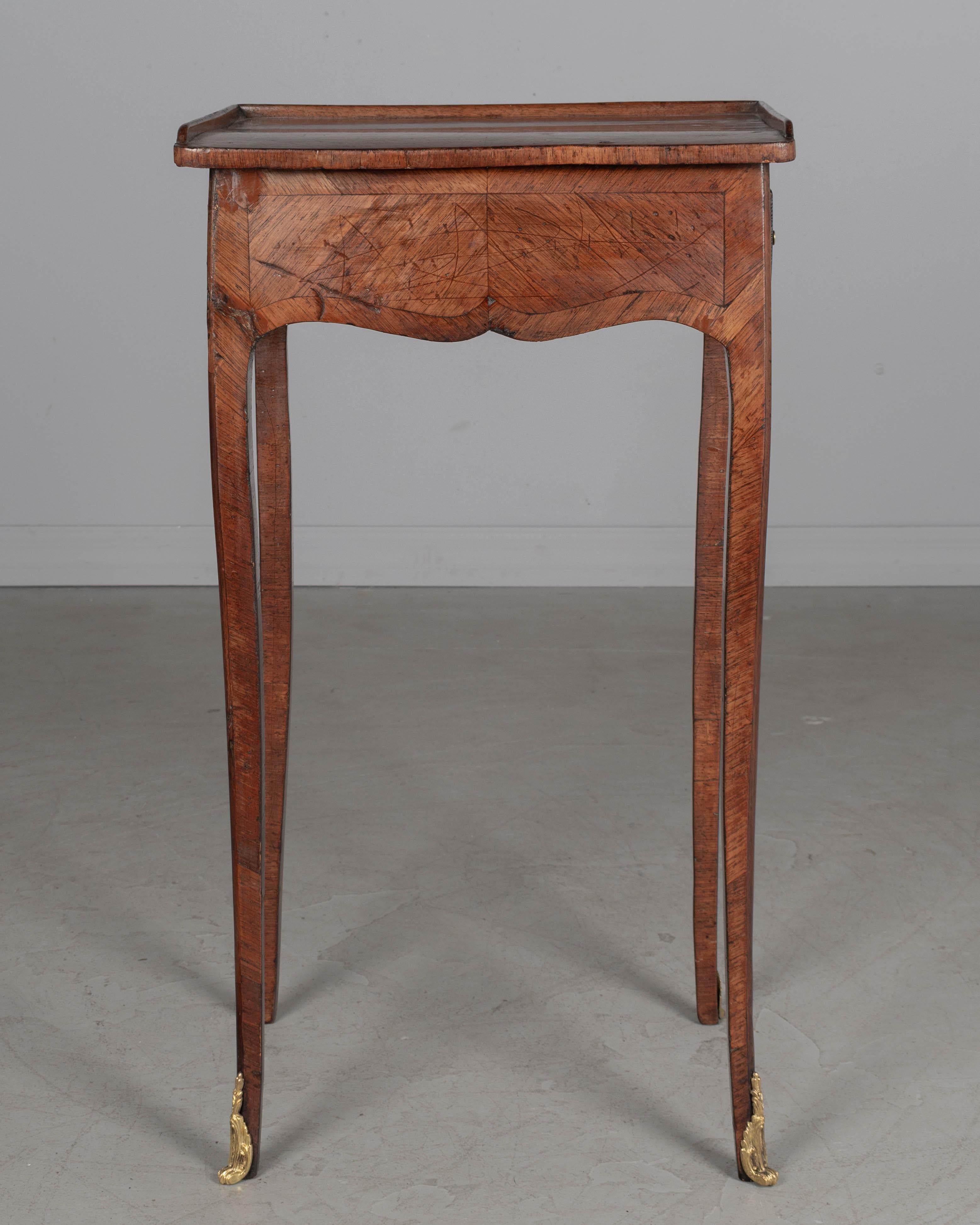 XIXe siècle Table d'appoint ou petite table à écrire française en marqueterie Louis XV en vente