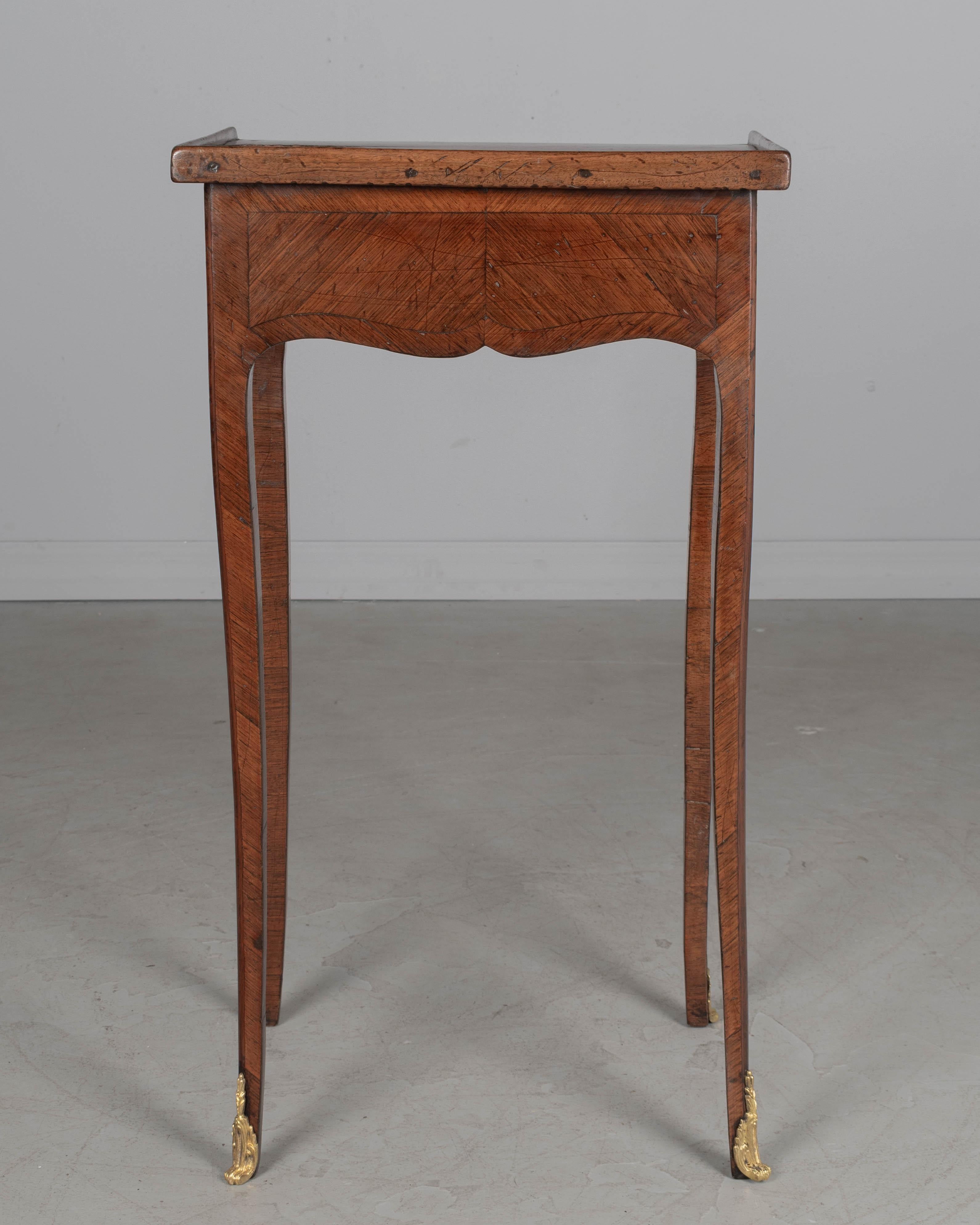 Noyer Table d'appoint ou petite table à écrire française en marqueterie Louis XV en vente
