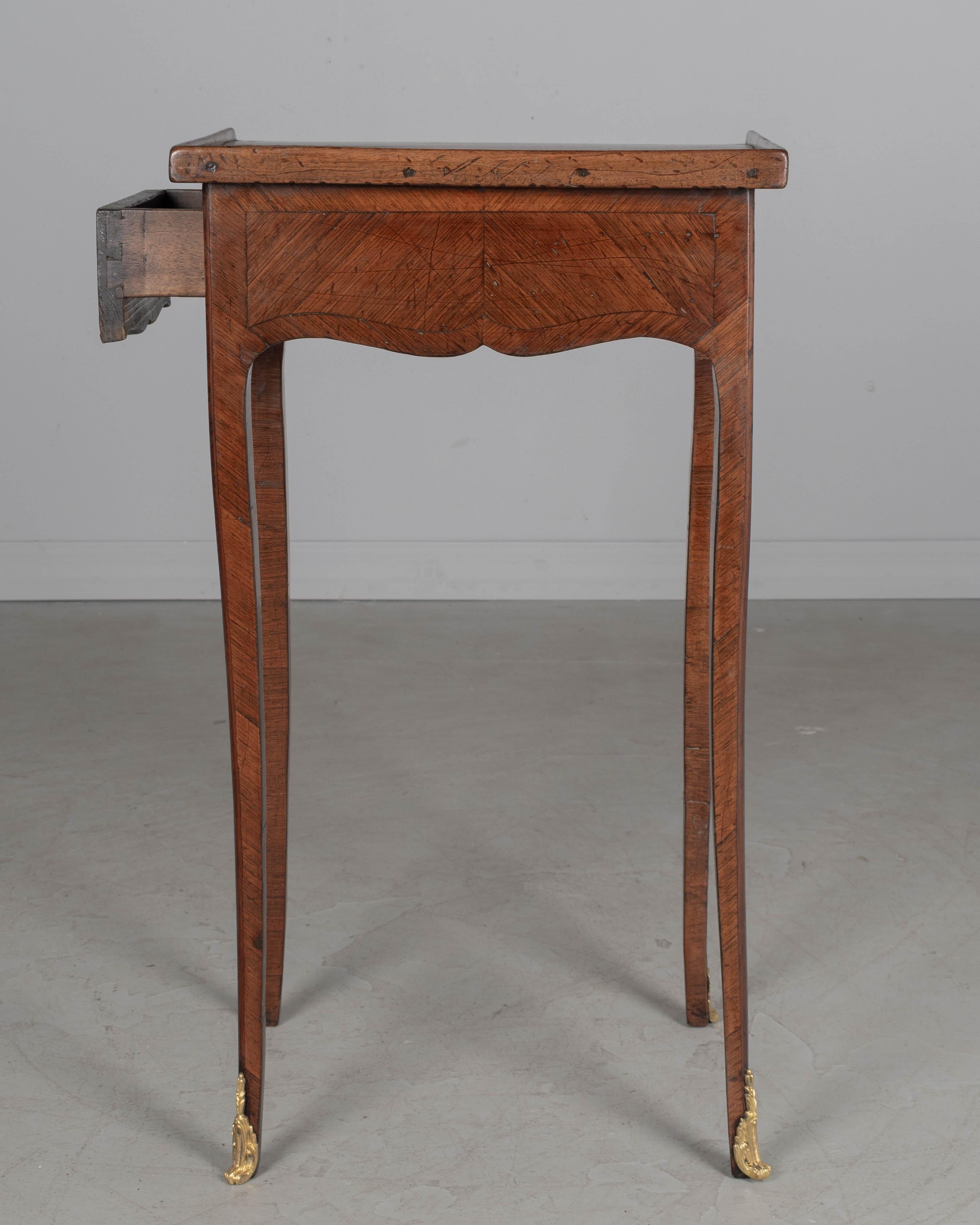 Table d'appoint ou petite table à écrire française en marqueterie Louis XV en vente 1