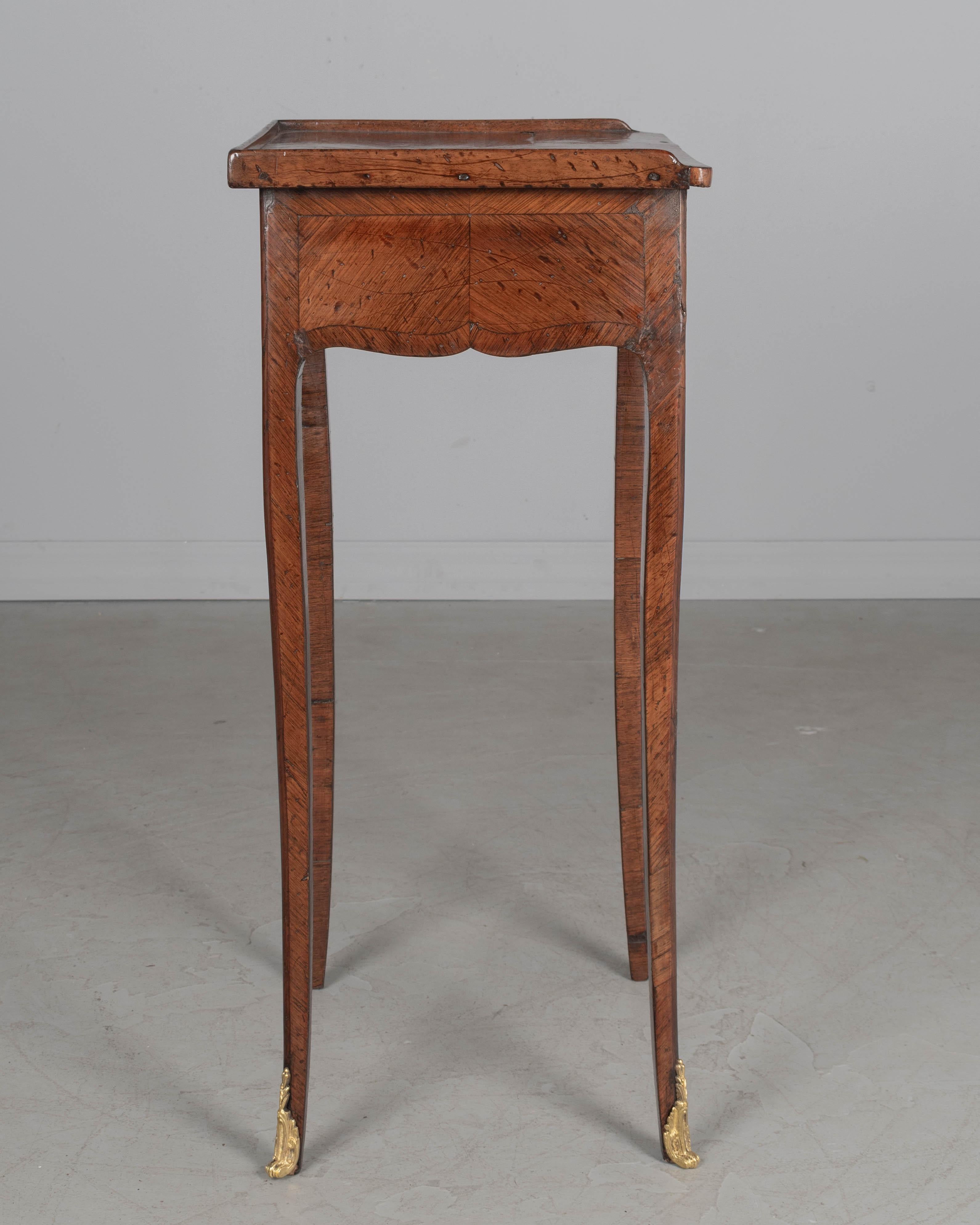 Table d'appoint ou petite table à écrire française en marqueterie Louis XV en vente 2