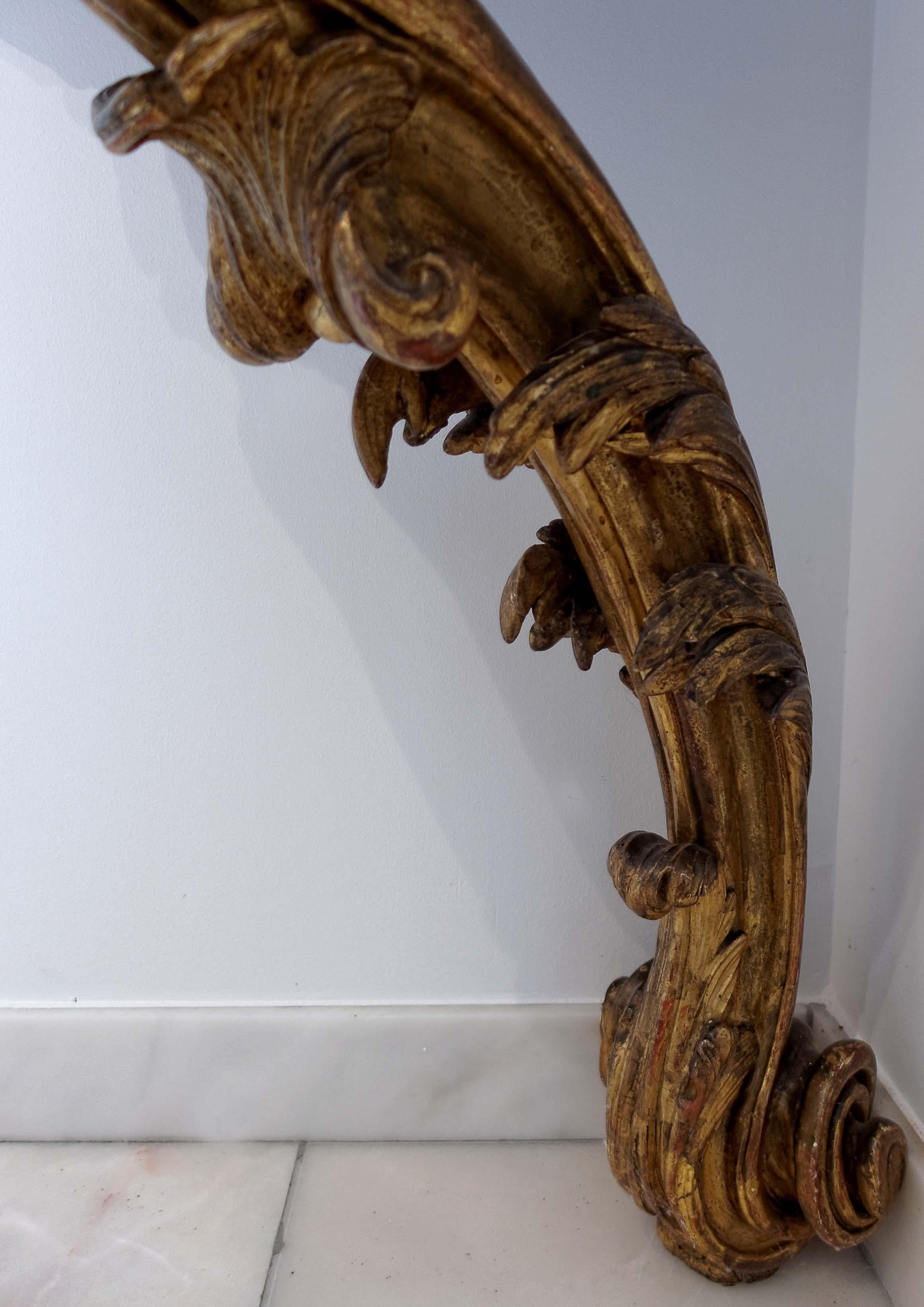 Intagliato Console angolare in legno dorato francese Luigi XV, metà del XVIII secolo in vendita