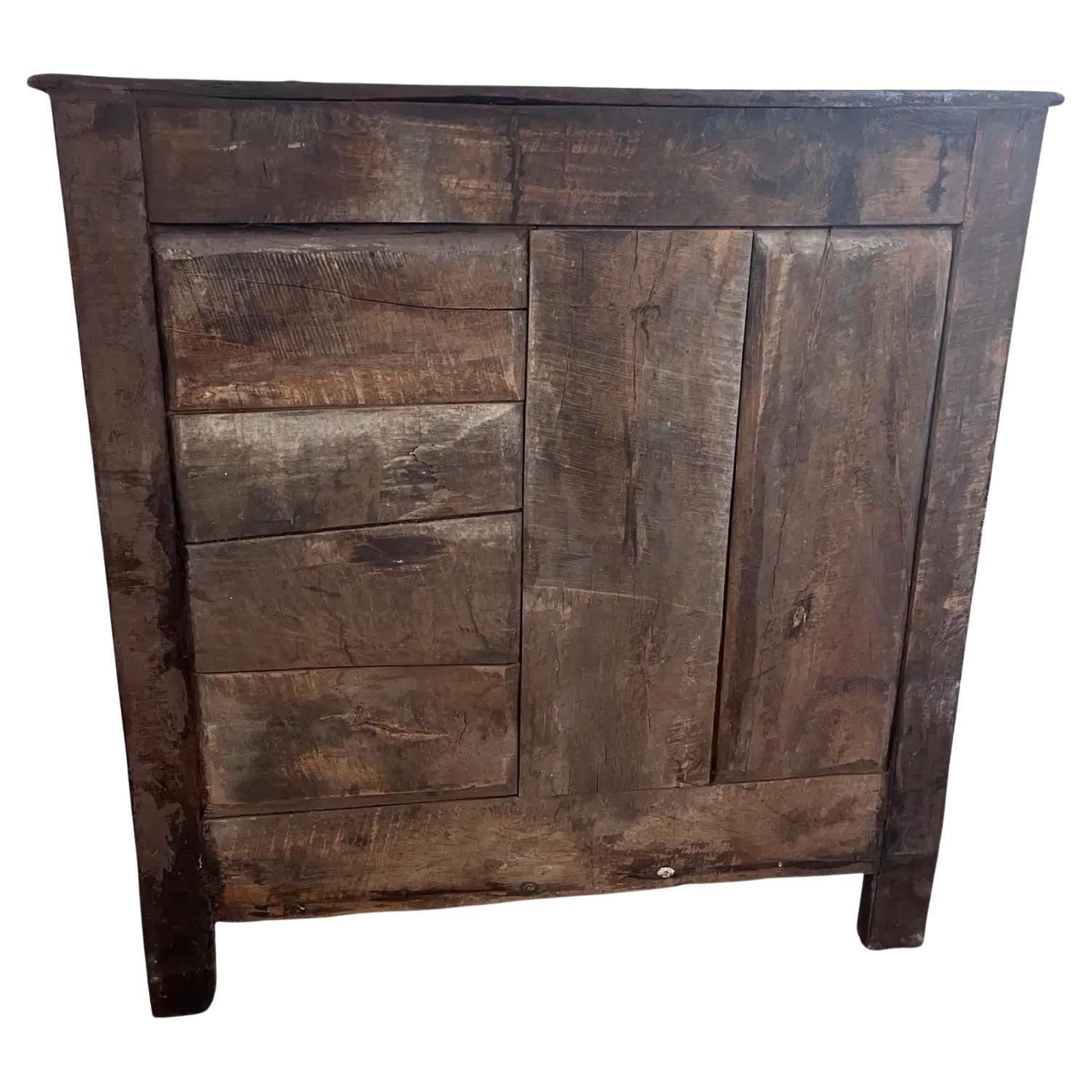 Buffet Luigi XV realizzato a mano in Francia tra la fine del 1700 e l'inizio del 1800 con struttura in Oak e pioli. Il buffet presenta una conformazione due su uno, con due cassetti sopra un mobile. L'armadio è grande e offre molto spazio su due