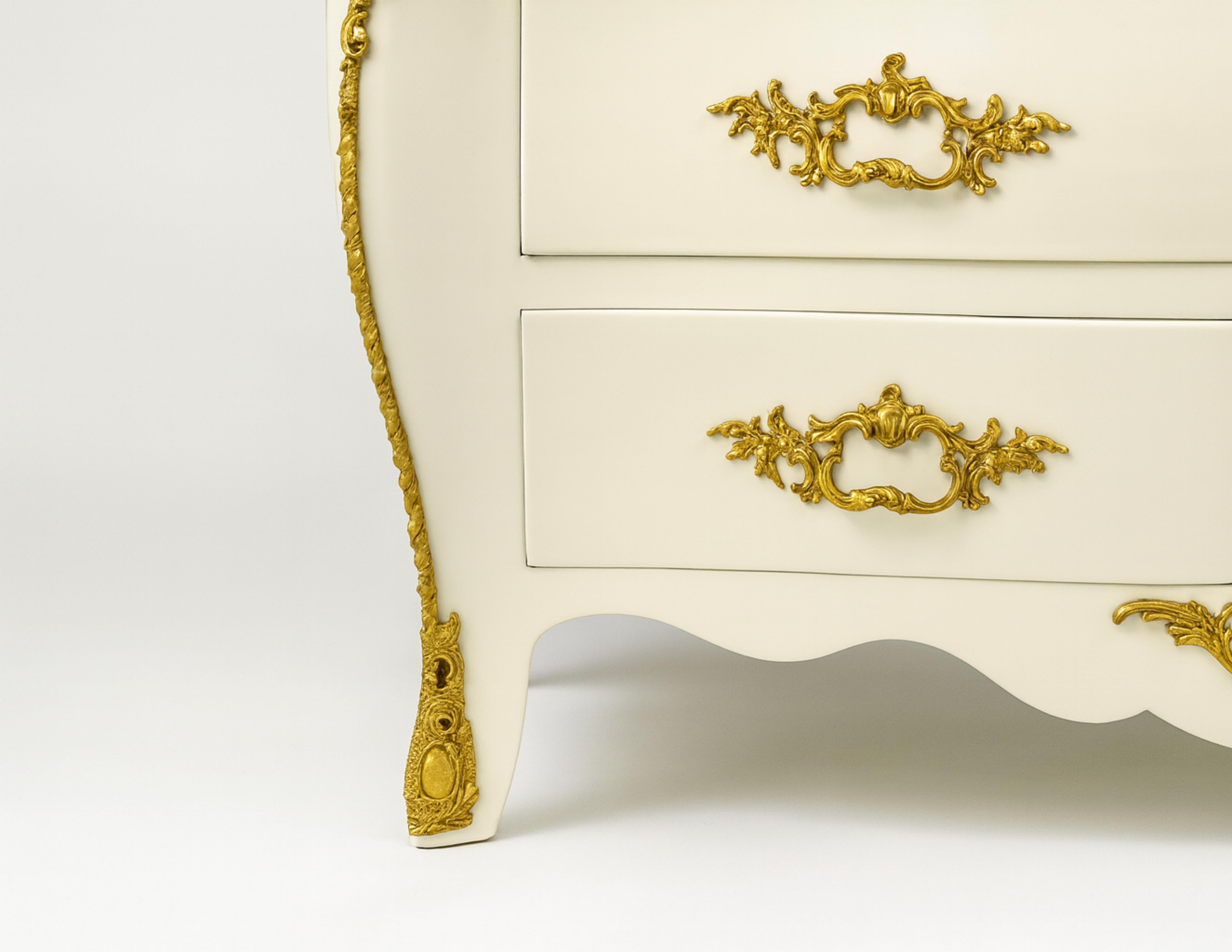 French Louis XV Off White Lacquer Marble-Top Bombe Commode Chest, 19th Century In Good Condition For Sale In Lisbon, PT