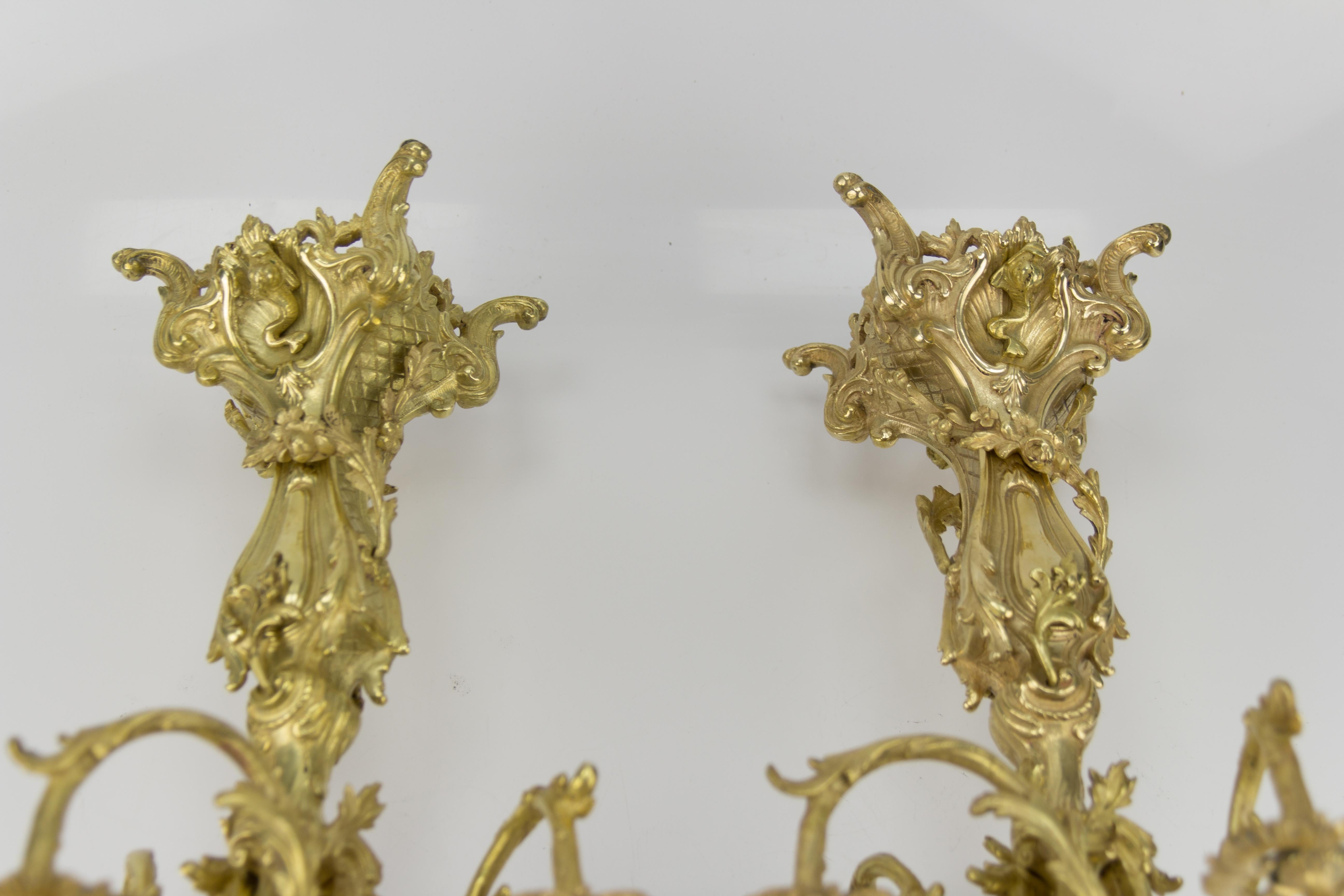 Französische Bronzekandelaber im Louis-XV- oder Rokoko-Stil mit Delphinen, Paar im Angebot 7