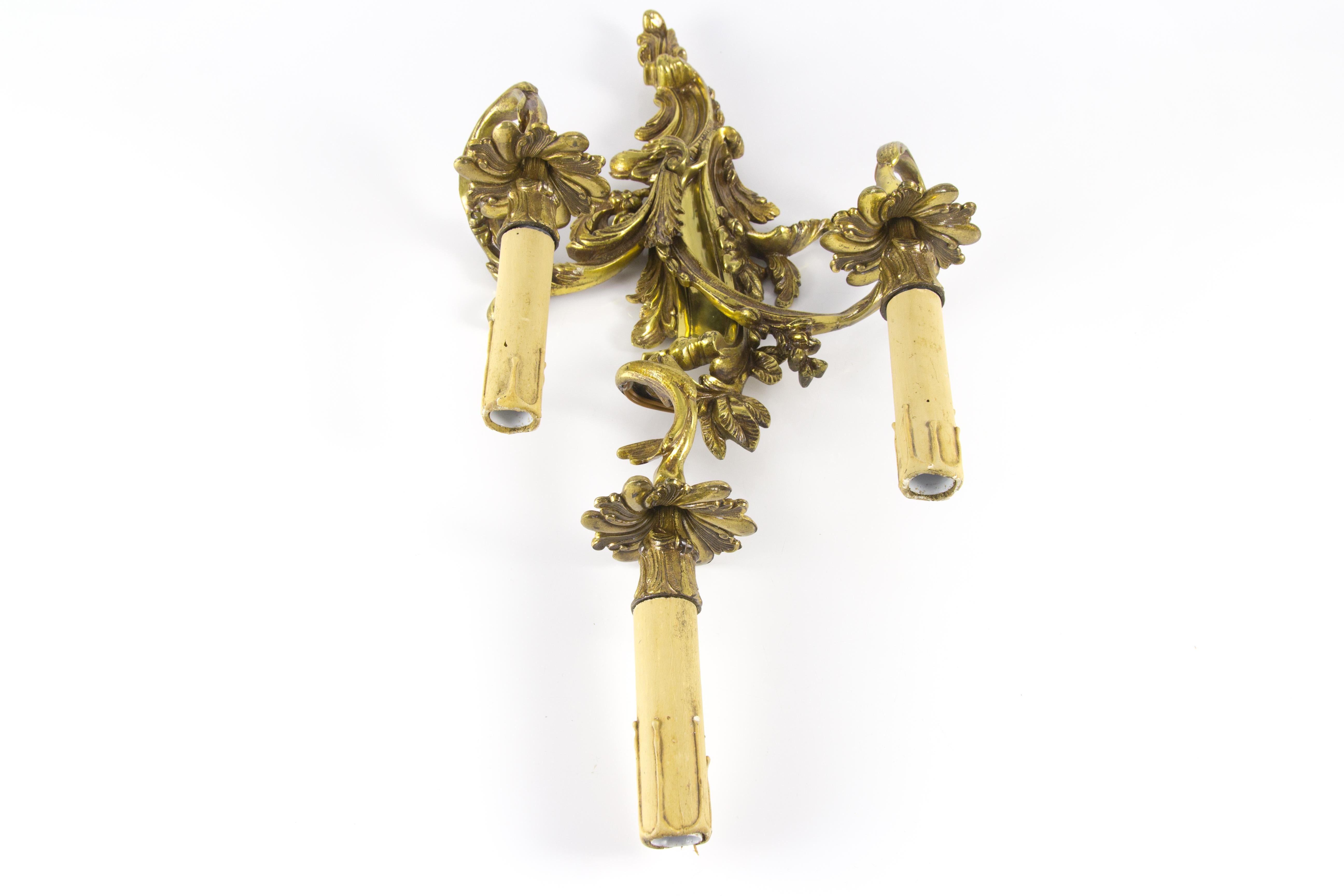 Applique à trois lumières de style Louis XV ou Rococo en bronze doré en vente 4