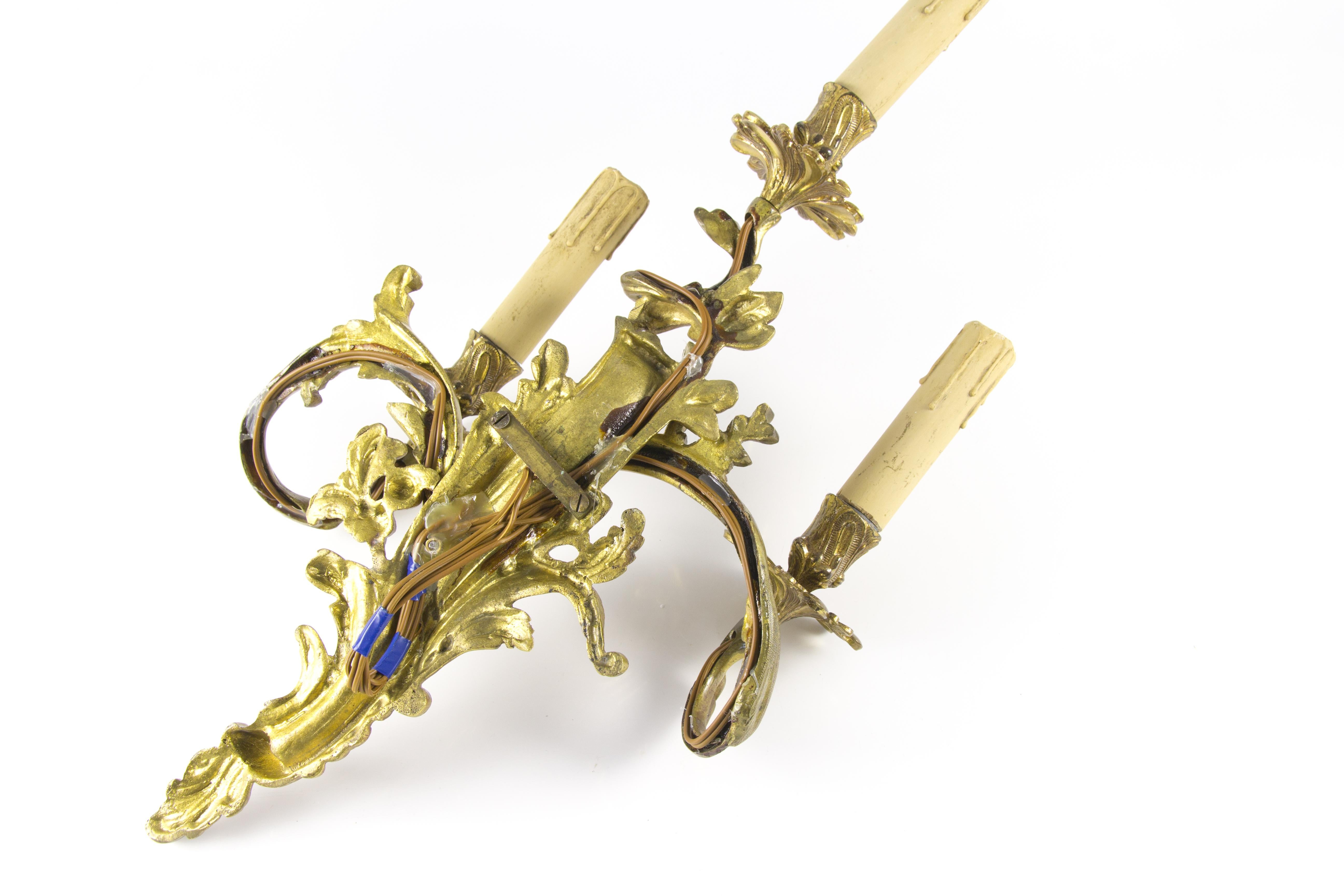 Applique à trois lumières de style Louis XV ou Rococo en bronze doré en vente 8