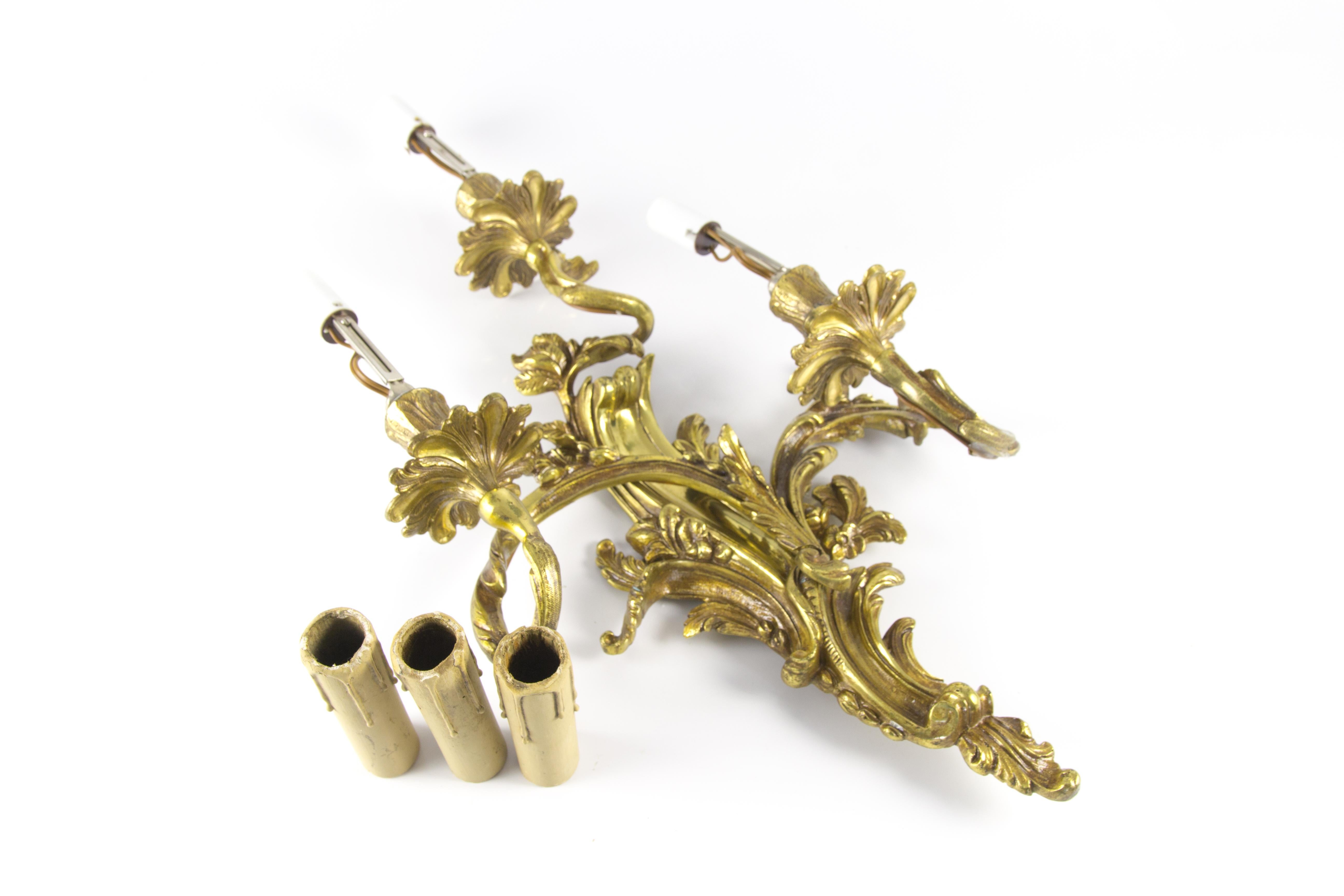 Applique à trois lumières de style Louis XV ou Rococo en bronze doré en vente 9