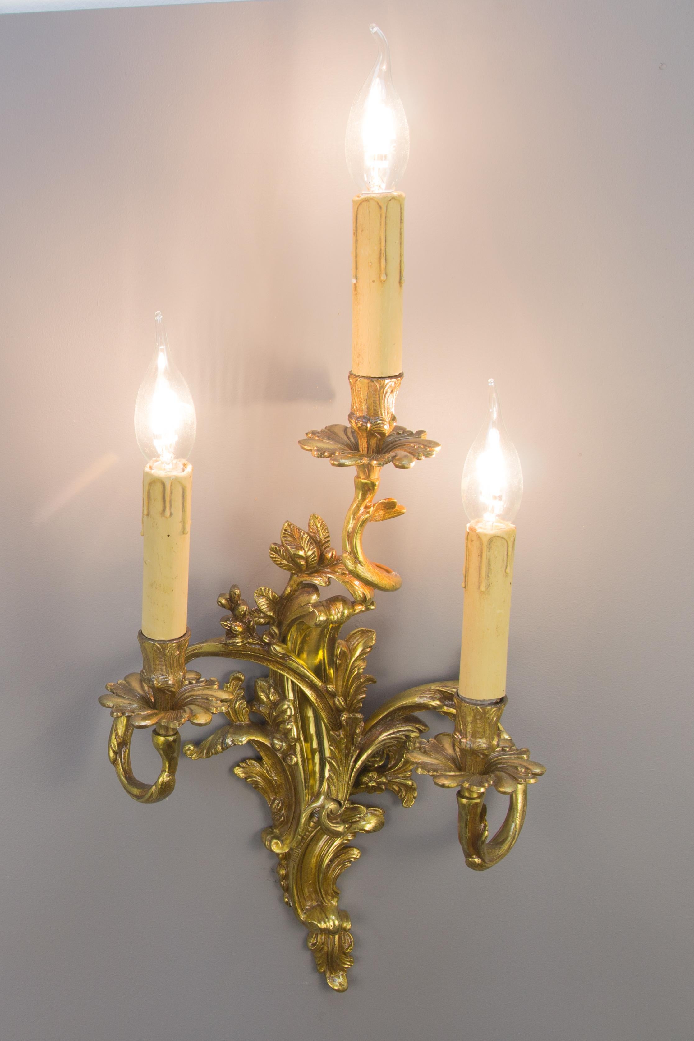 Vergoldete Bronze-Wandleuchter mit drei Leuchten im Louis-XV- oder Rokoko-Stil im Angebot 14